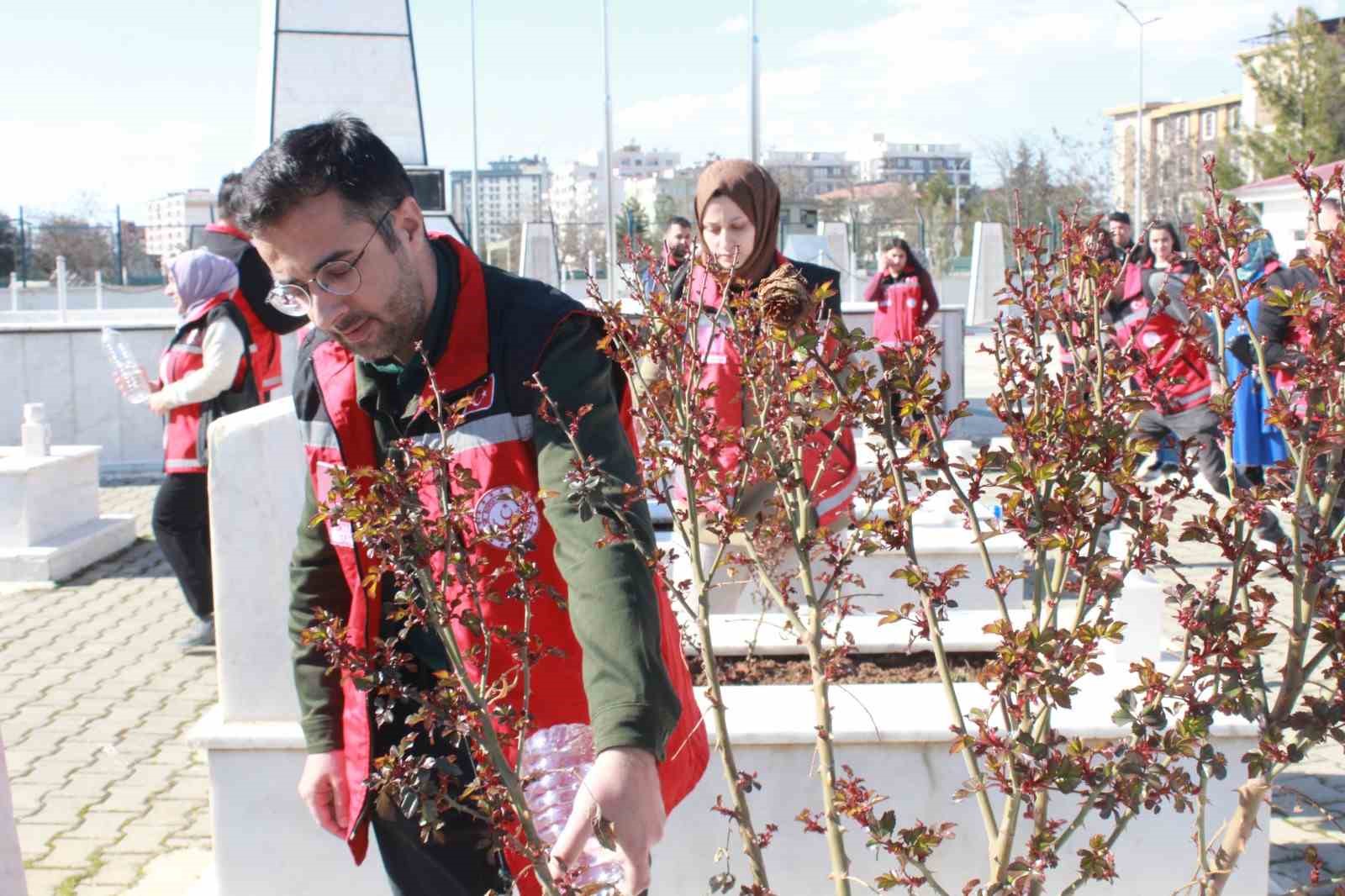 Siirt’te bayram öncesi şehitliklerde bakım, onarım ve temizlik seferberliği
