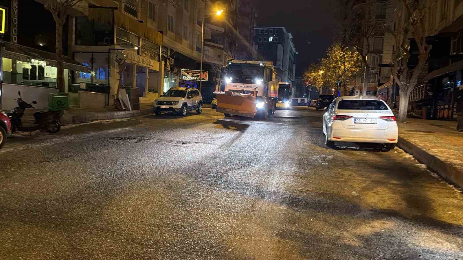 Siirt’te buzlanmaya karşı çalışmalar devam ediyor
