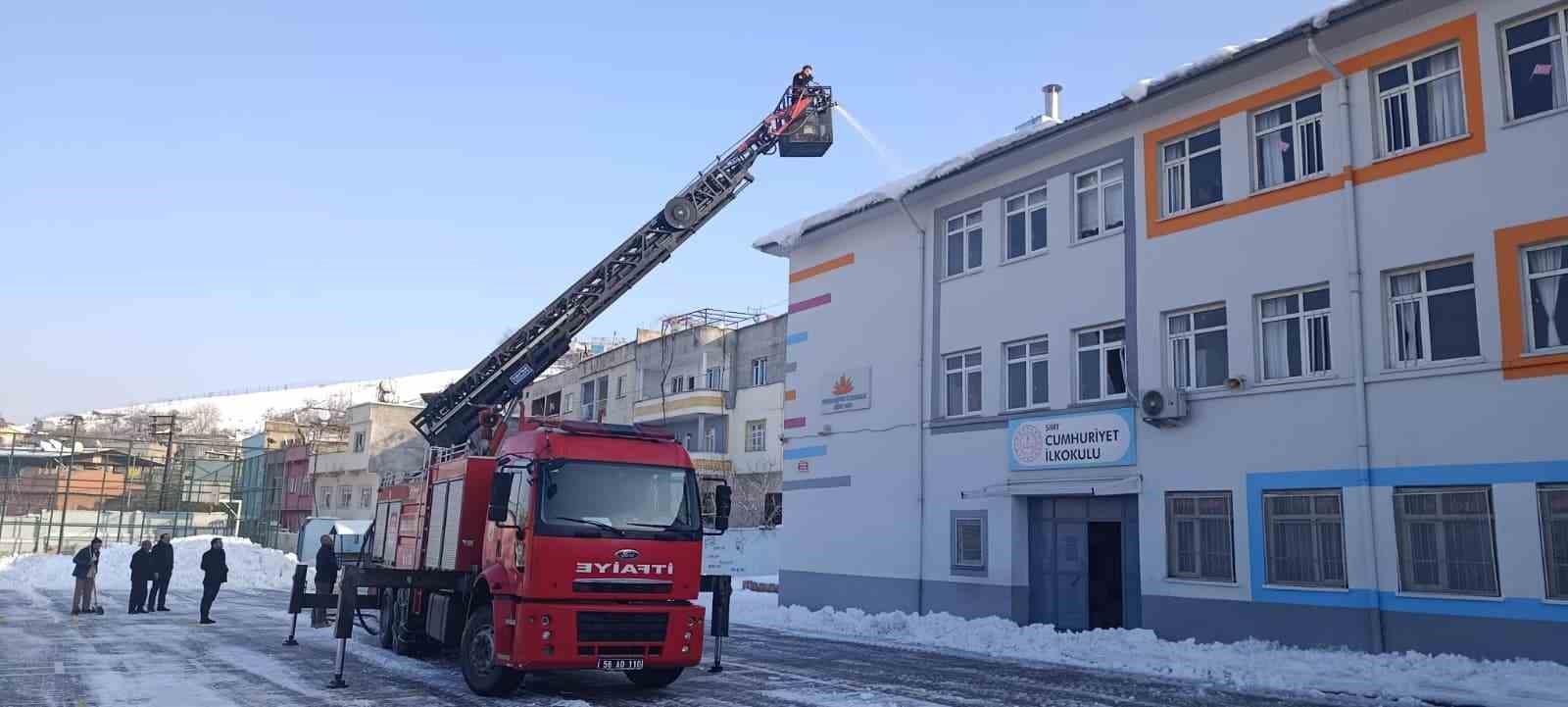Siirt’te cadde, sokak ve okulların çatısındaki kar kütlesi itfaiye tarafından temizleniyor
Siirt’te cadde, sokak ve okulların çatısındaki kar kütlesi itfaiye tarafından temizleniyor