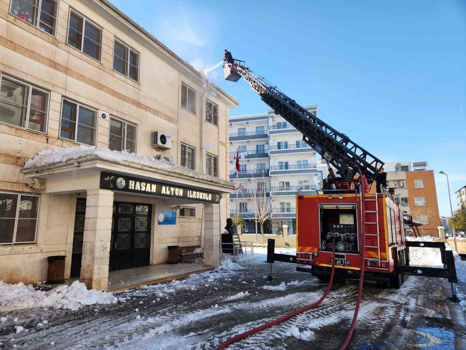 Siirt’te cadde, sokak ve okulların çatısındaki kar kütlesi itfaiye tarafından temizleniyor
Siirt’te cadde, sokak ve okulların çatısındaki kar kütlesi itfaiye tarafından temizleniyor