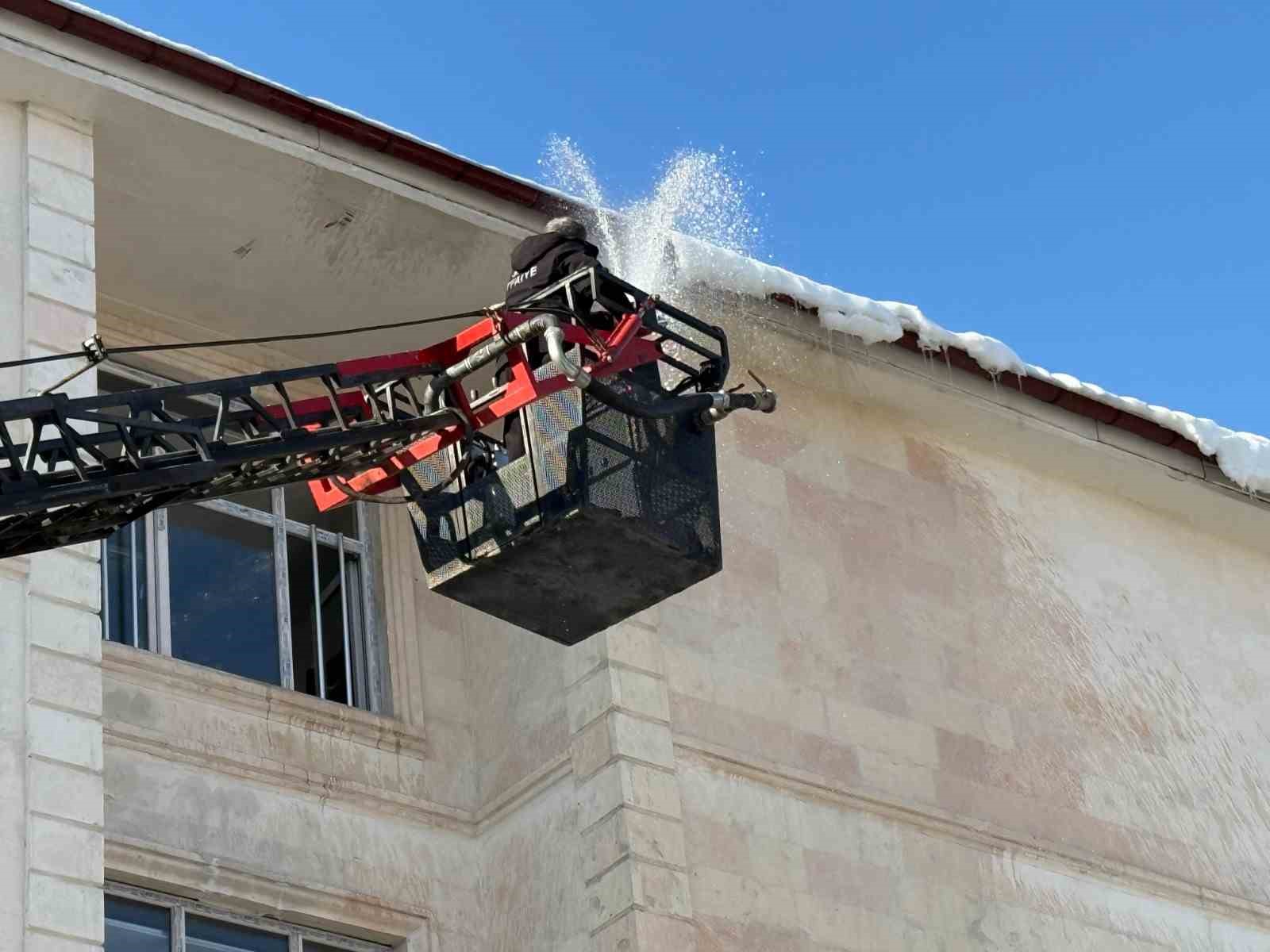 Siirt’te cadde, sokak ve okulların çatısındaki kar kütlesi itfaiye tarafından temizleniyor
Siirt’te cadde, sokak ve okulların çatısındaki kar kütlesi itfaiye tarafından temizleniyor