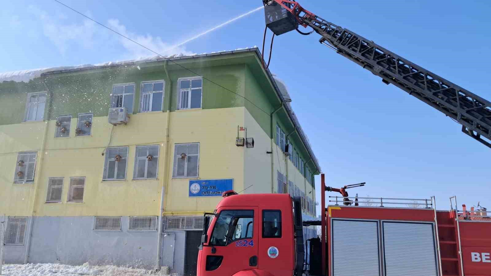 Siirt’te cadde, sokak ve okulların çatısındaki kar kütlesi itfaiye tarafından temizleniyor
Siirt’te cadde, sokak ve okulların çatısındaki kar kütlesi itfaiye tarafından temizleniyor