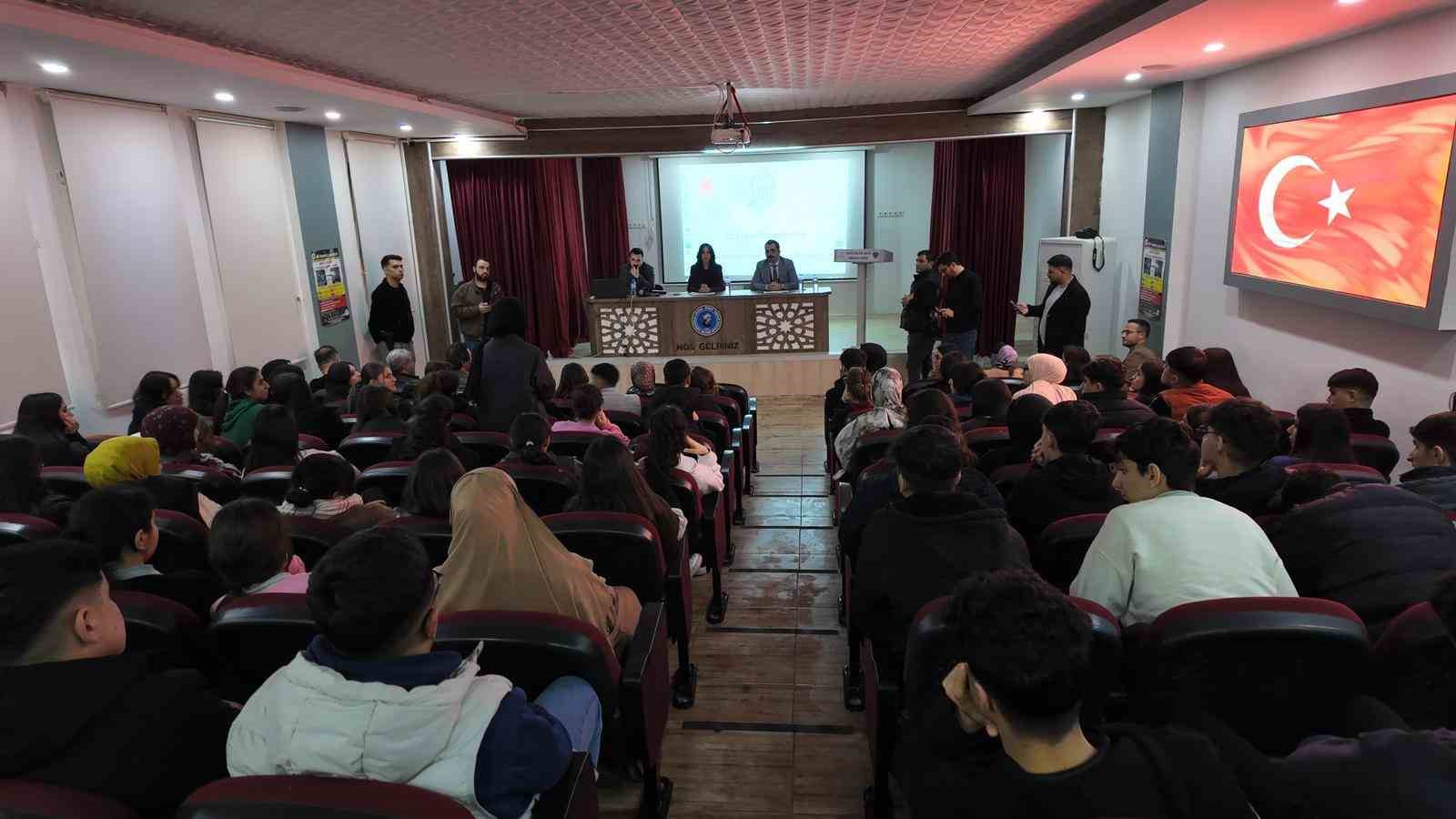 Siirt’te cumhuriyet savcıları lise öğrencilerini ‘dolandırıcılık’ konusunda bilgilendirdi
