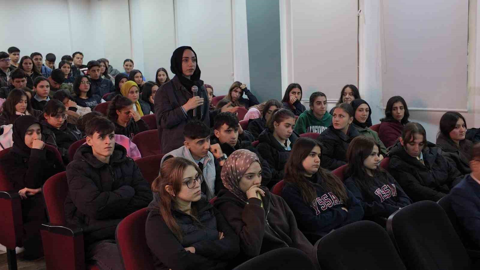 Siirt’te cumhuriyet savcıları lise öğrencilerini ‘dolandırıcılık’ konusunda bilgilendirdi
