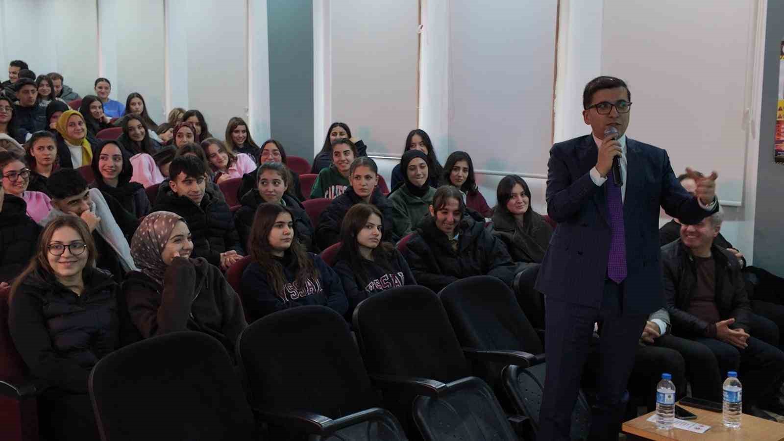 Siirt’te cumhuriyet savcıları lise öğrencilerini ‘dolandırıcılık’ konusunda bilgilendirdi
