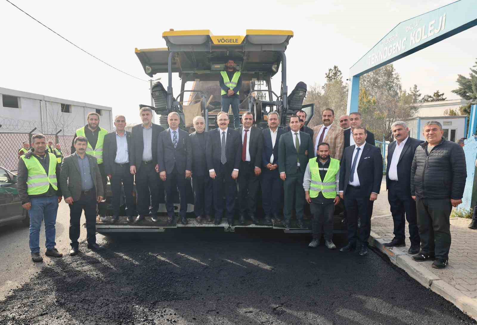 Siirt’te dev asfalt hamlesi: 26 bölgede 25 kilometrelik yol yenilenecek, 50 bin ton asfalt serilecek
Siirt’te dev asfalt hamlesi: 26 bölgede 25 kilometrelik yol yenilenecek, 50 bin ton asfalt serilecek