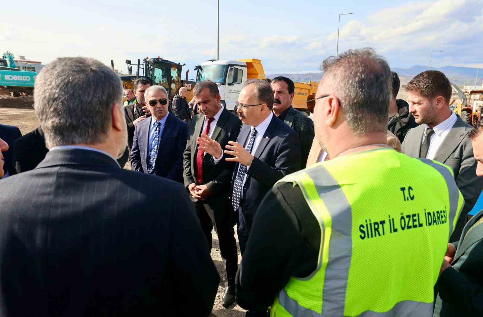 Siirt’te dev asfalt hamlesi: 26 bölgede 25 kilometrelik yol yenilenecek, 50 bin ton asfalt serilecek
Siirt’te dev asfalt hamlesi: 26 bölgede 25 kilometrelik yol yenilenecek, 50 bin ton asfalt serilecek