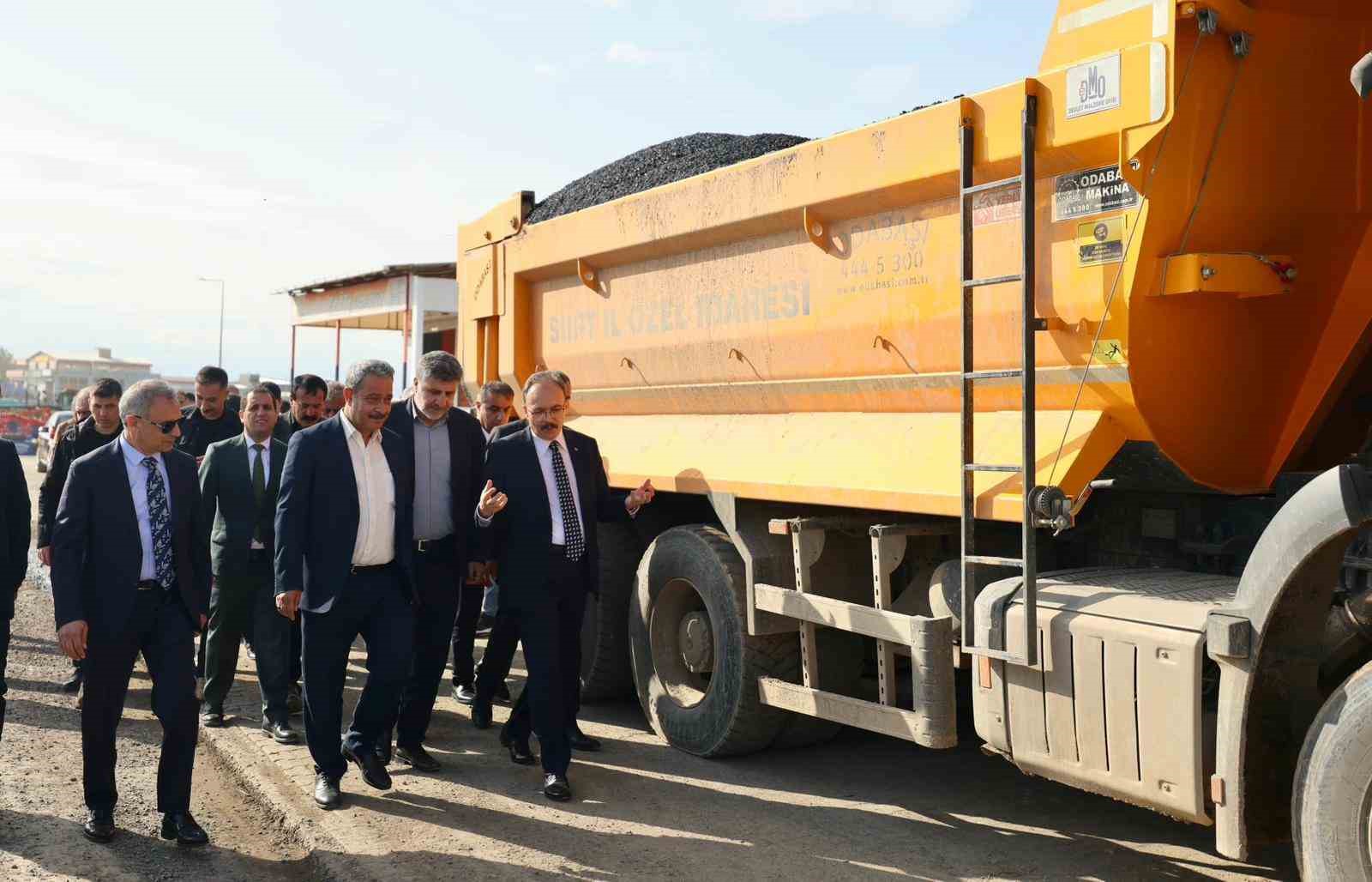 Siirt’te dev asfalt hamlesi: 26 bölgede 25 kilometrelik yol yenilenecek, 50 bin ton asfalt serilecek
Siirt’te dev asfalt hamlesi: 26 bölgede 25 kilometrelik yol yenilenecek, 50 bin ton asfalt serilecek