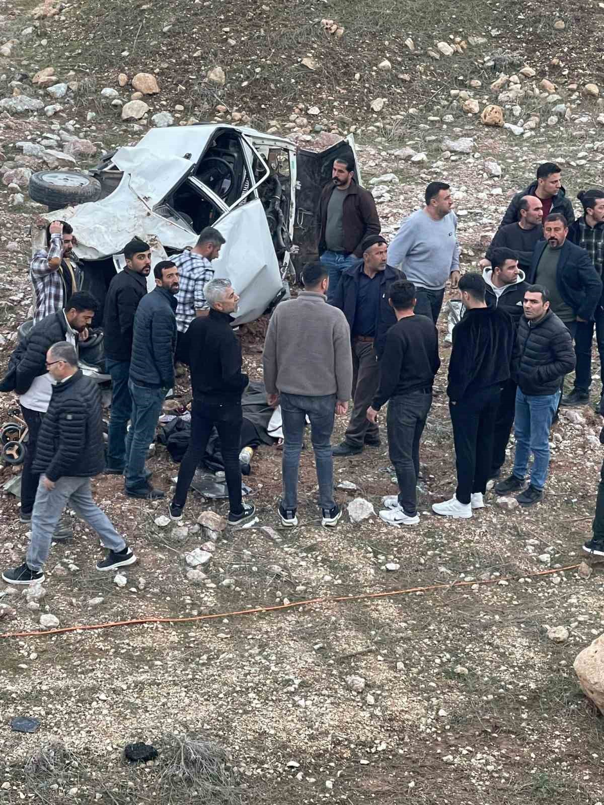 Siirt’te devrilen otomobil hurdaya döndü: 3 ağır yaralı
