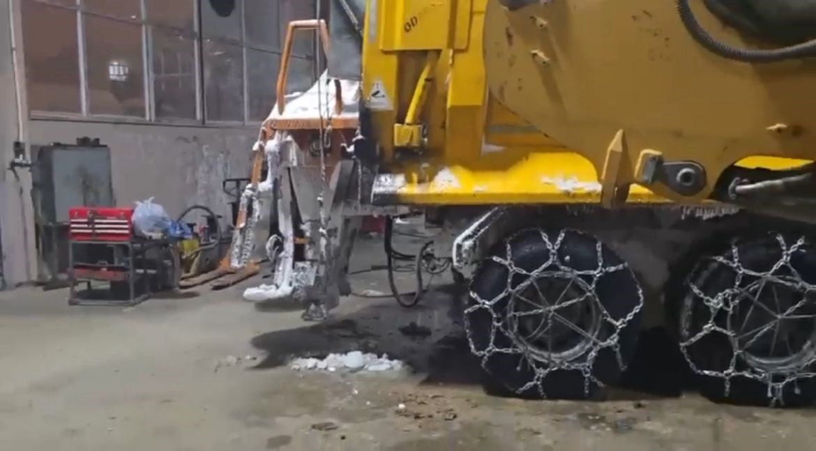 Siirt’te ekipler, cenaze taşıyan otobüs ve hastaları bir bir kurtardı
