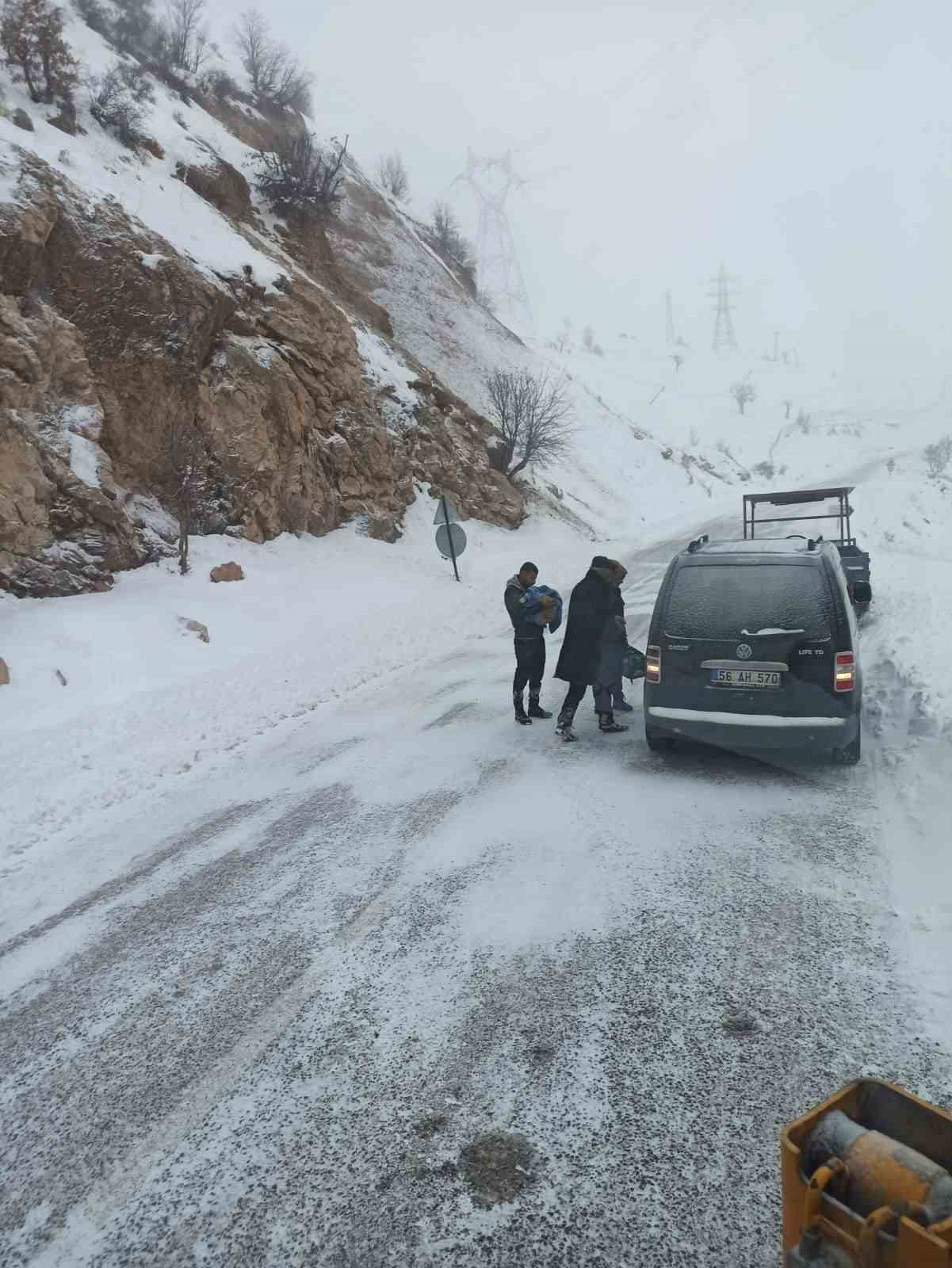 Siirt’te ekipler, cenaze taşıyan otobüs ve hastaları bir bir kurtardı
