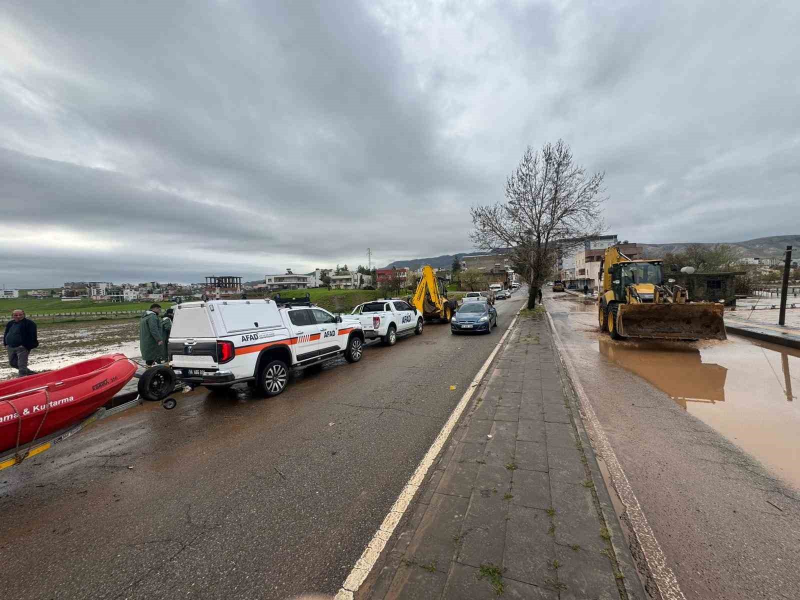 Siirt’te gece yağışı sele dönüştü, ev ve iş yerlerini su bastı
