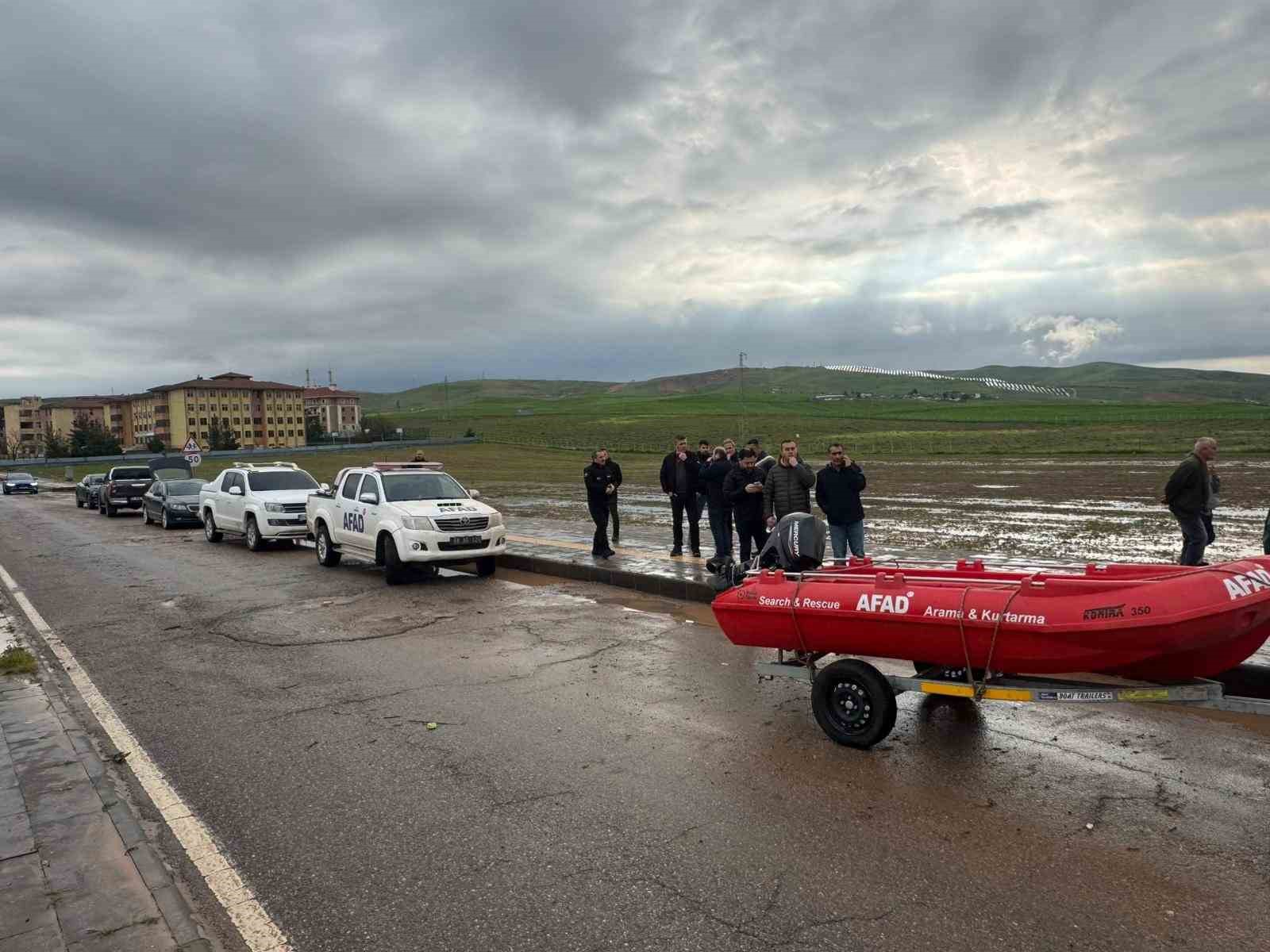 Siirt’te gece yağışı sele dönüştü, ev ve iş yerlerini su bastı
