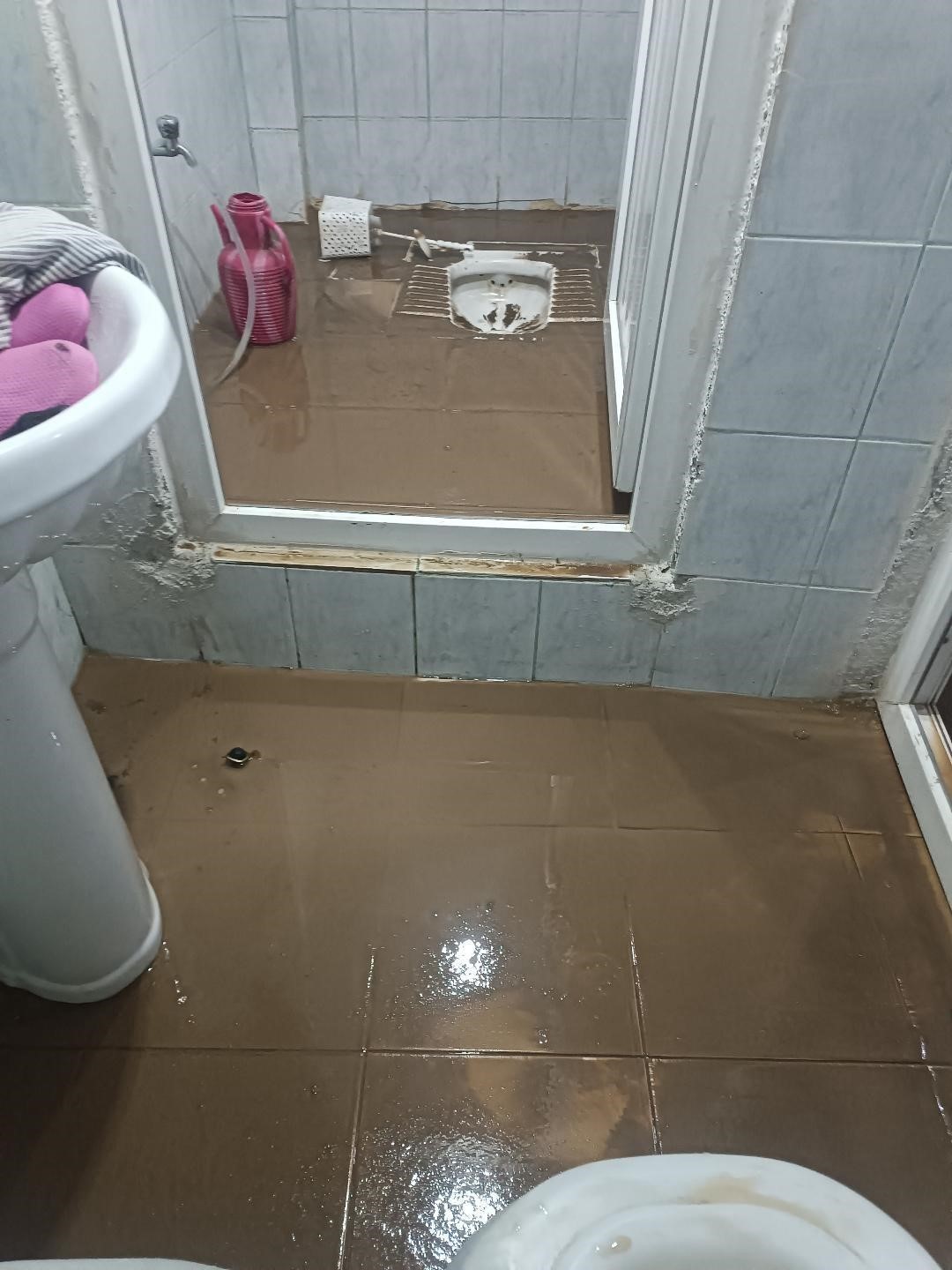 Siirt’te gece yağışı sele dönüştü, ev ve iş yerlerini su bastı
