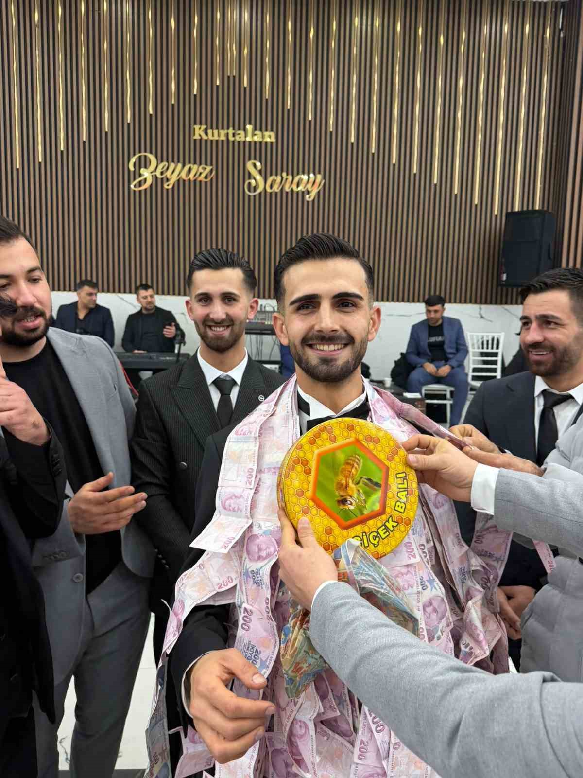 Siirt’te gelin ve damada altın yerine 1 kilo bal takıldı
