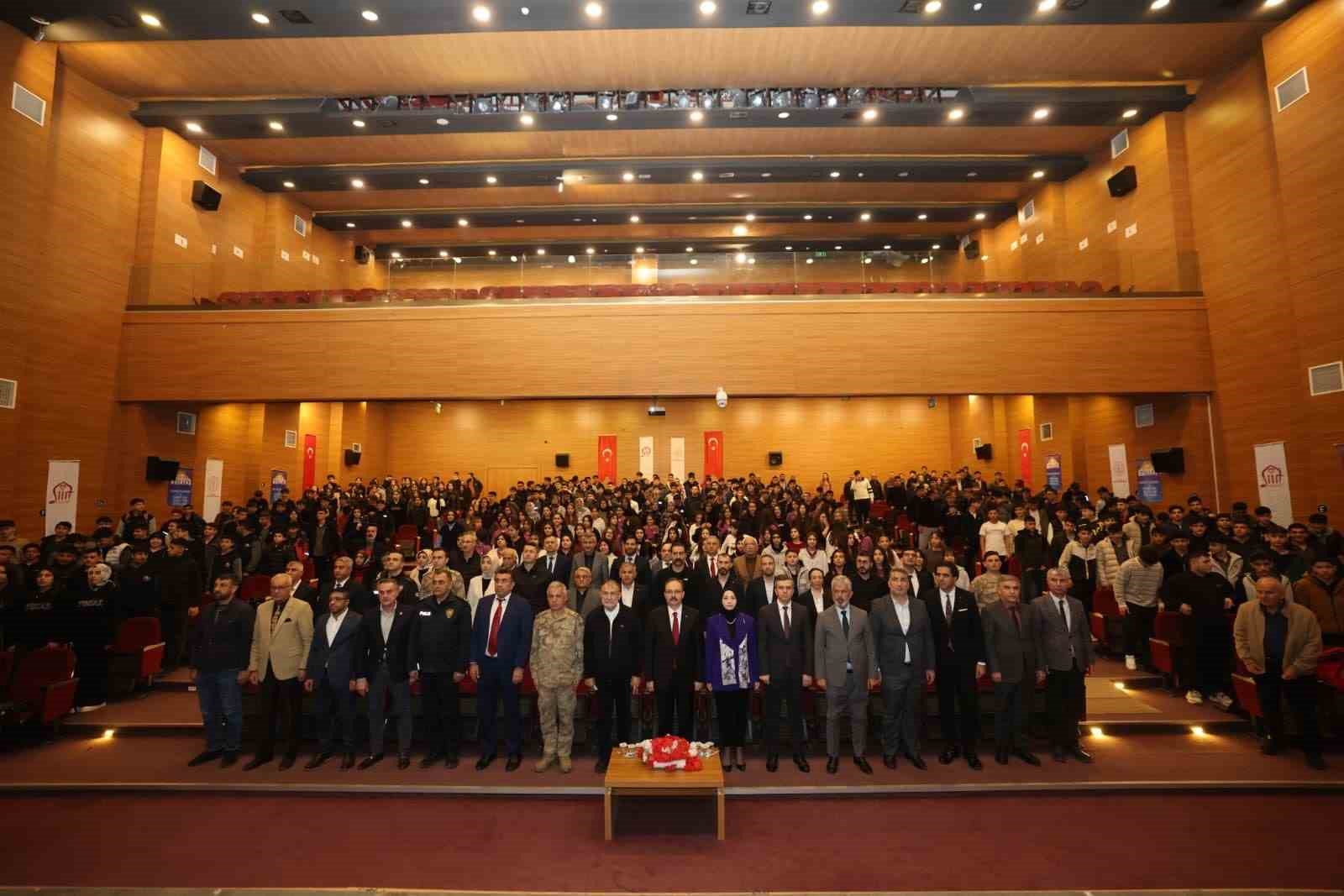 Siirt’te "Güneş Hadisesi" söyleşi programı düzenlendi
