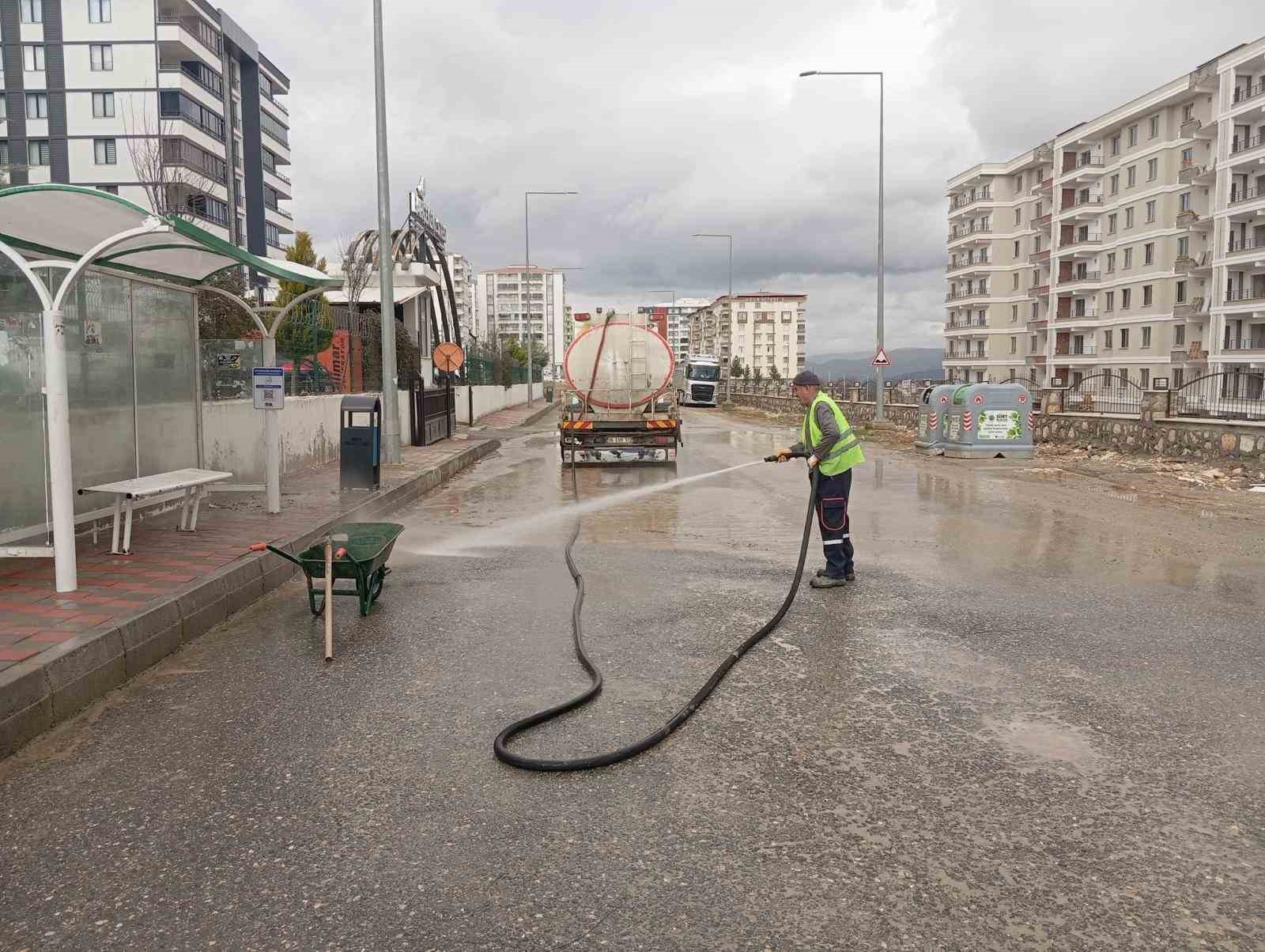 Siirt’te kaldırım ve caddeler yıkanarak dezenfekte edildi
