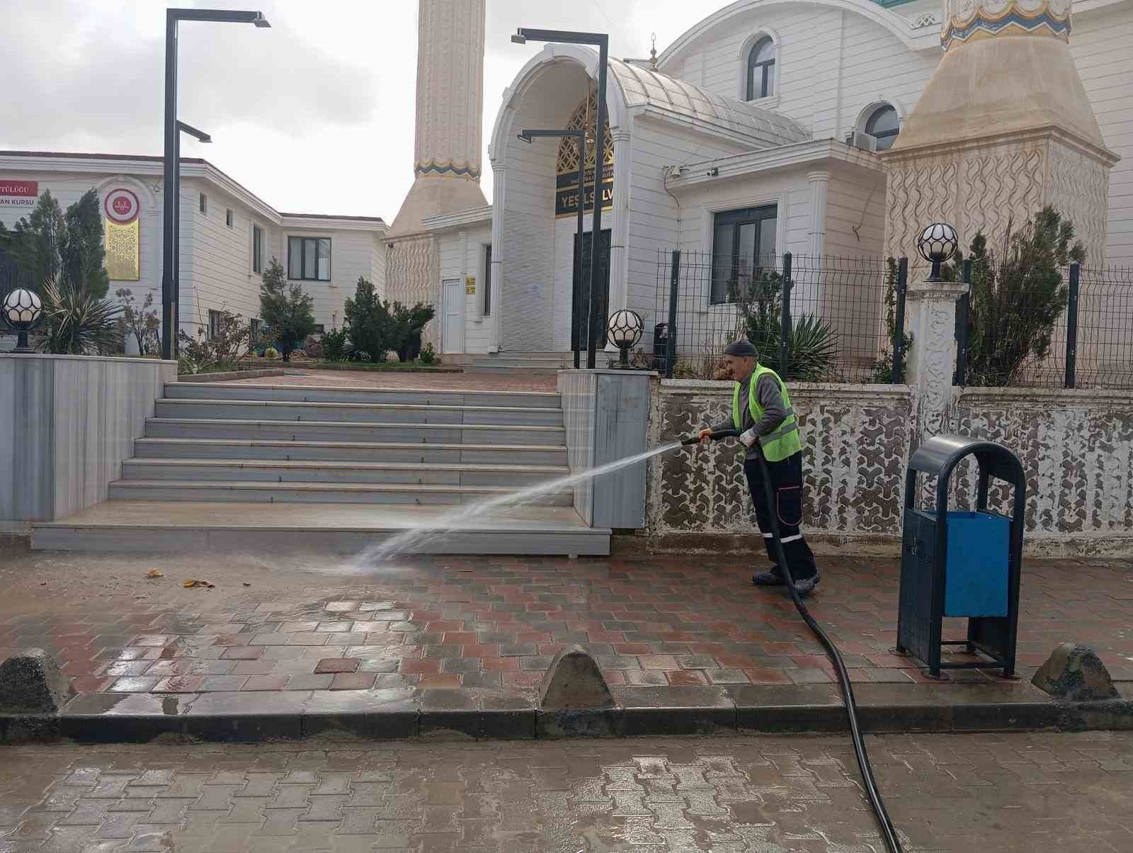 Siirt’te kaldırım ve caddeler yıkanarak dezenfekte edildi
