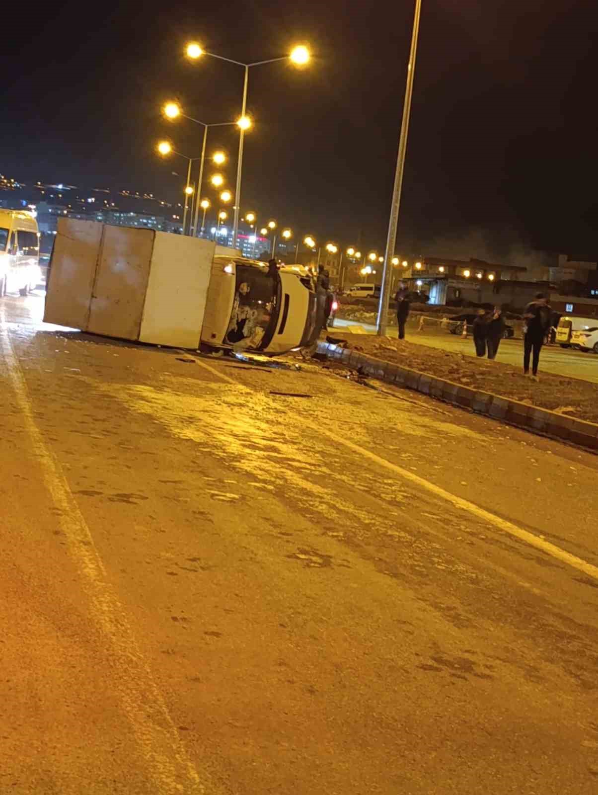 Siirt’te kamyonet ile hafif ticari araç çarpıştı: 2 yaralı
