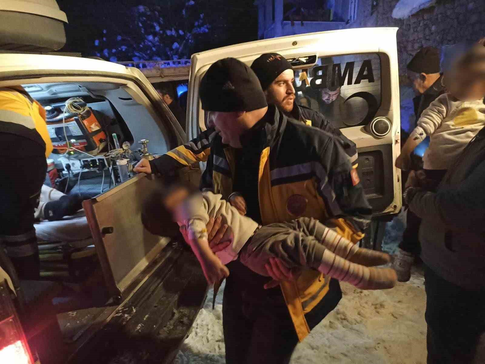 Siirt’te kapanan yollar açıldı, hastalar hastaneye ulaştırıldı
Siirt’te kapanan yollar açıldı, hastalar hastaneye ulaştırıldı