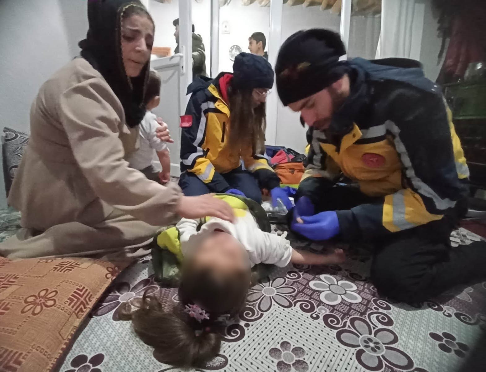 Siirt’te kapanan yollar açıldı, hastalar hastaneye ulaştırıldı
Siirt’te kapanan yollar açıldı, hastalar hastaneye ulaştırıldı