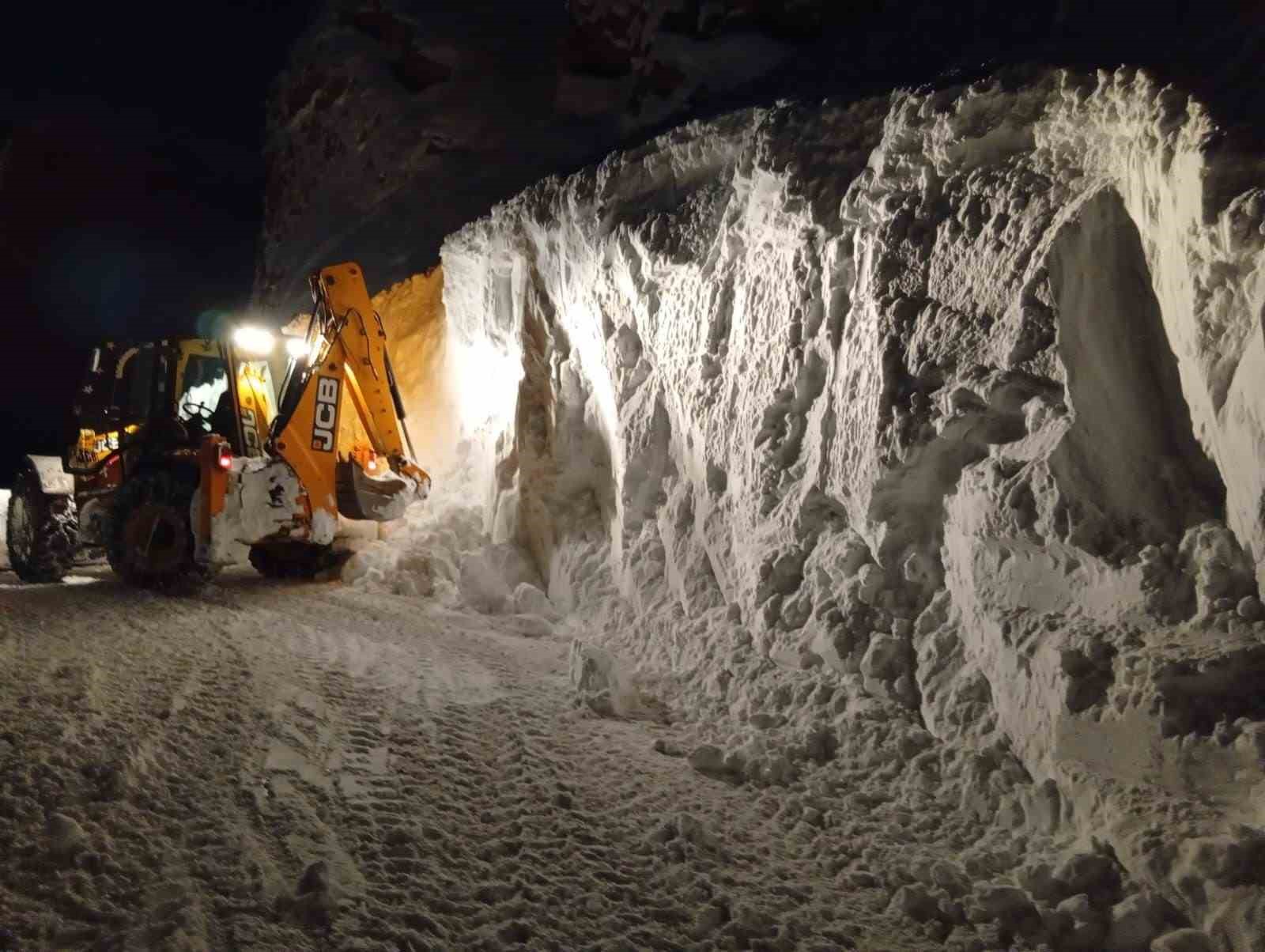 Siirt’te kapanan yollar açıldı, hastalar hastaneye ulaştırıldı
Siirt’te kapanan yollar açıldı, hastalar hastaneye ulaştırıldı