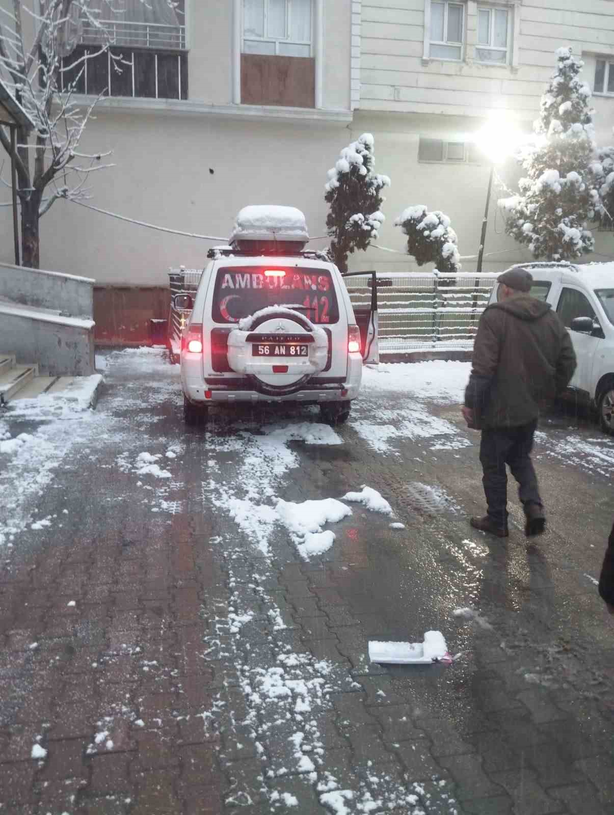 Siirt’te kar nedeniyle mahsur kalan hastalar hastaneye ulaştırıldı
