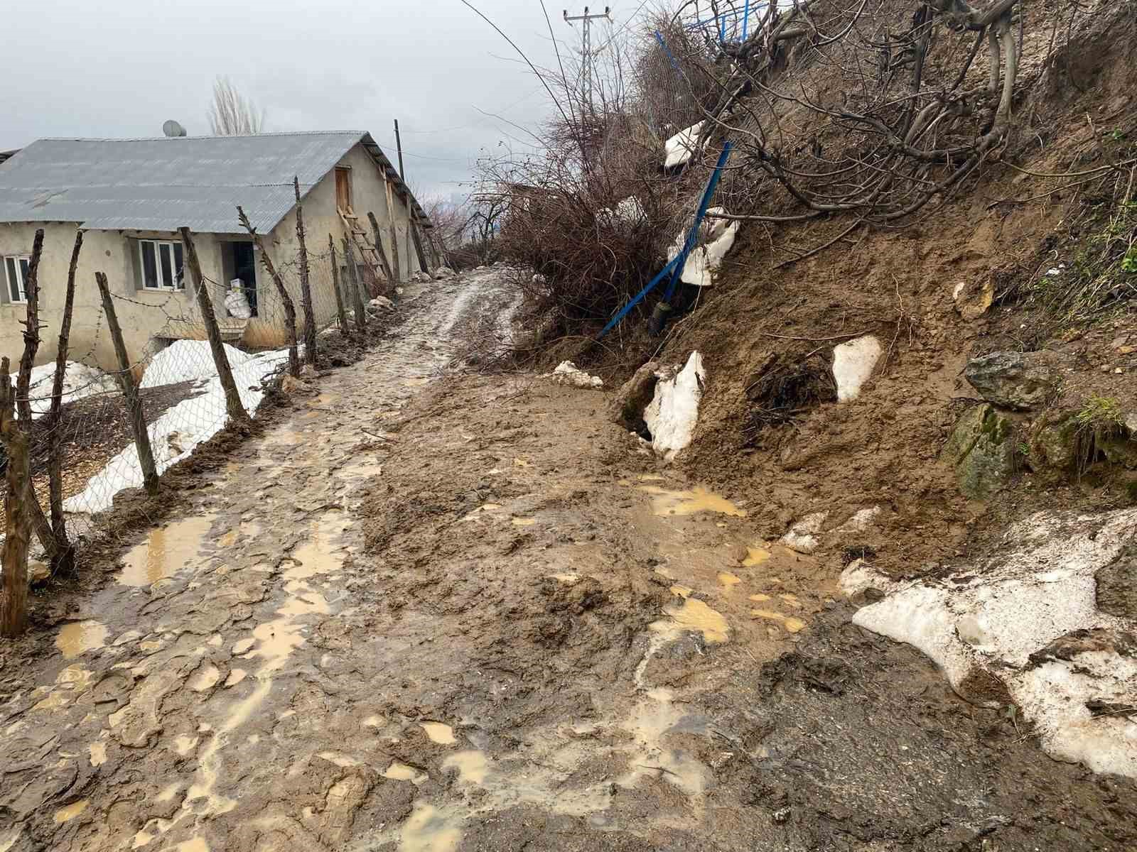 Siirt’te kar ve heyelan ulaşımı aksattı. Mahsur kalan vatandaşlar kurtarıldı
