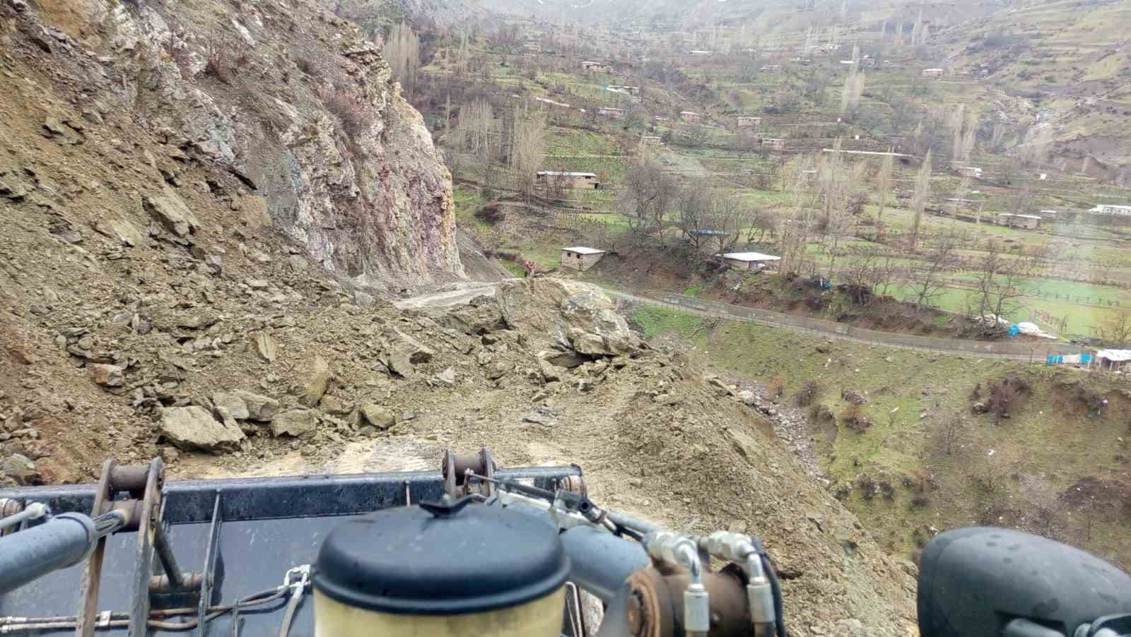 Siirt’te kar ve heyelan ulaşımı aksattı. Mahsur kalan vatandaşlar kurtarıldı
