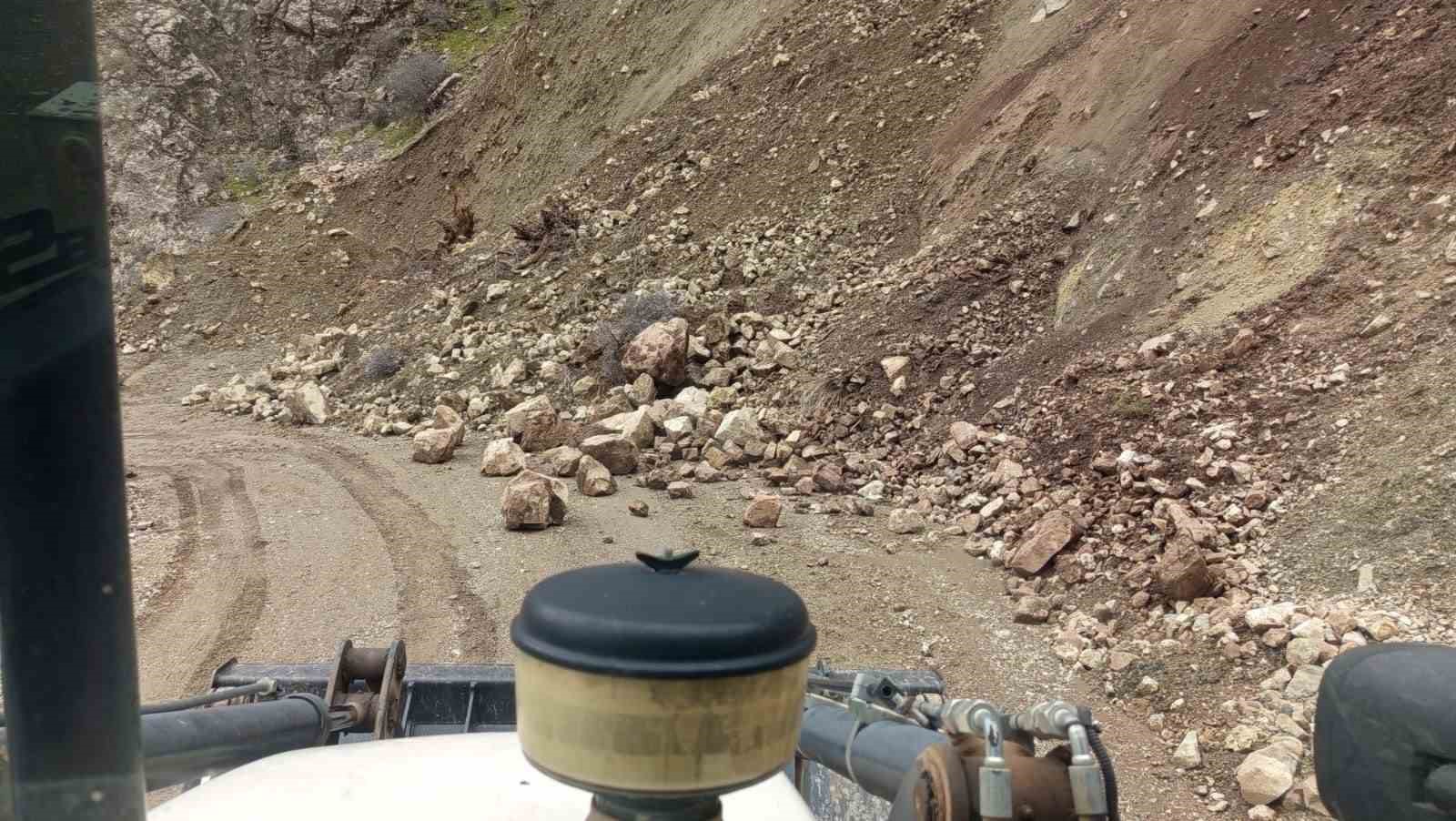 Siirt’te kar ve heyelan ulaşımı aksattı. Mahsur kalan vatandaşlar kurtarıldı
