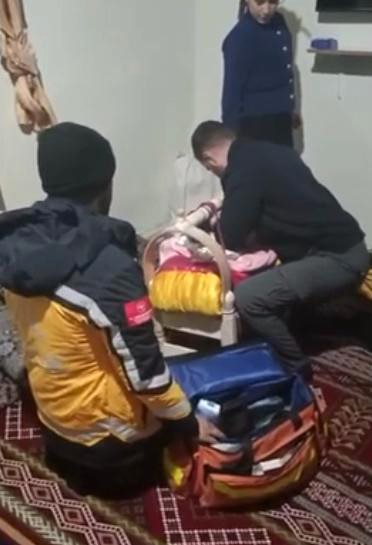 Siirt’te kardan dolayı yolda kalan aile kurtarıldı, yeni doğan bebek hastaneye ulaştırıldı
