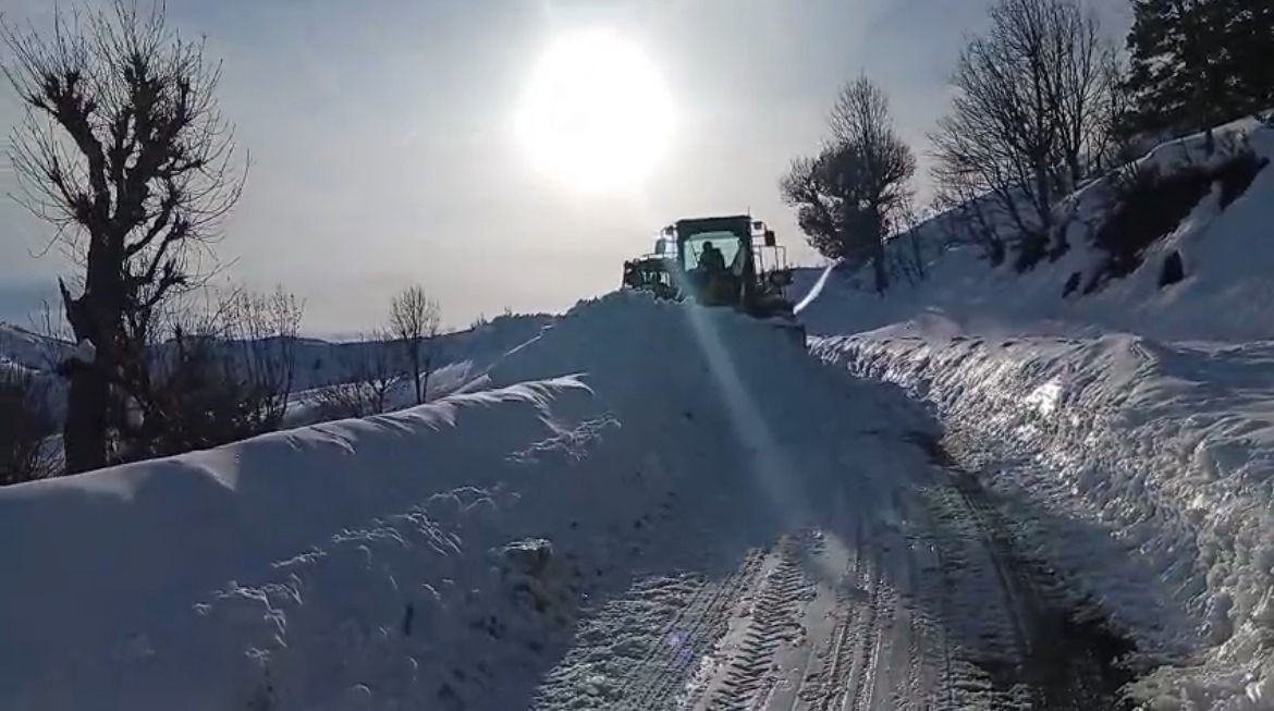 Siirt’te karla kaplı yollar açıldı
