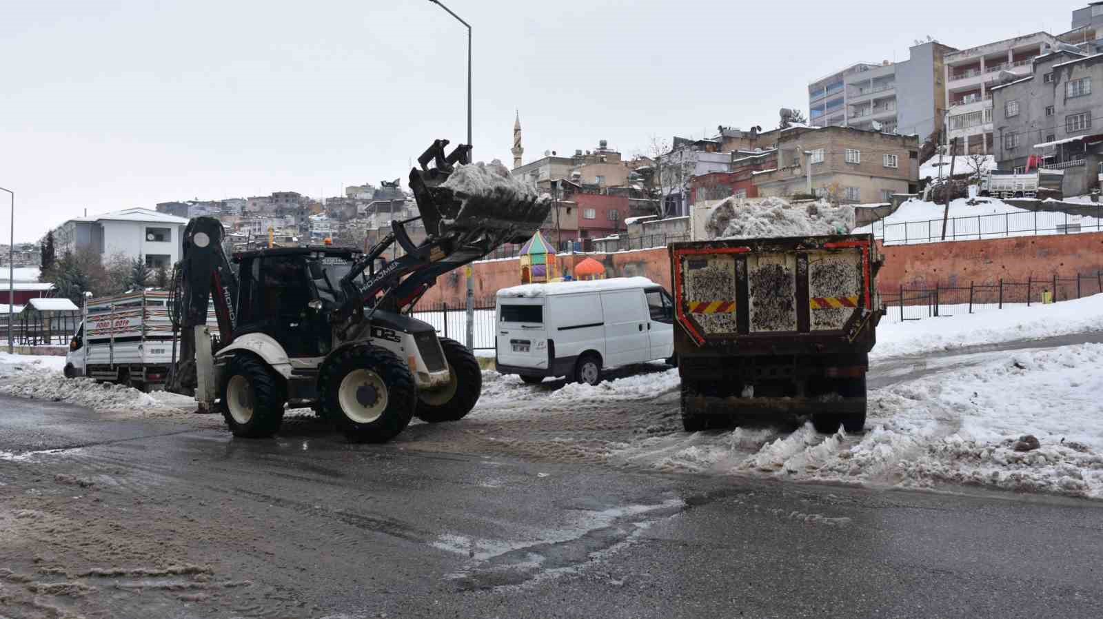 Siirt’te karla mücadele seferberliği: Ekipler 7/24 sahada

