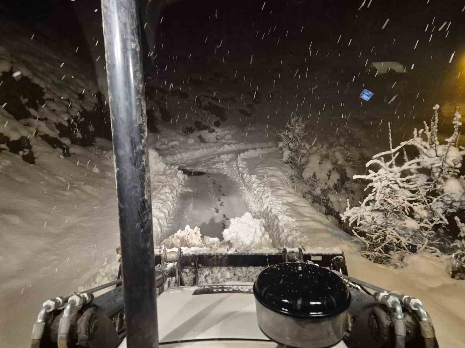 Siirt’te karla mücadele sürüyor: Mahsur kalan vatandaşlar kurtarıldı
