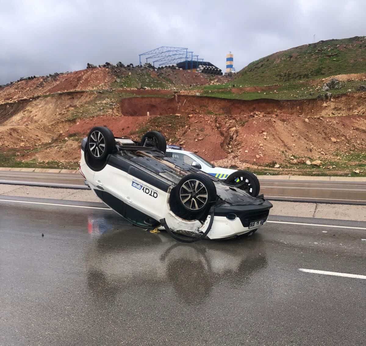 Siirt’te kontrolden çıkan araç takla attı
