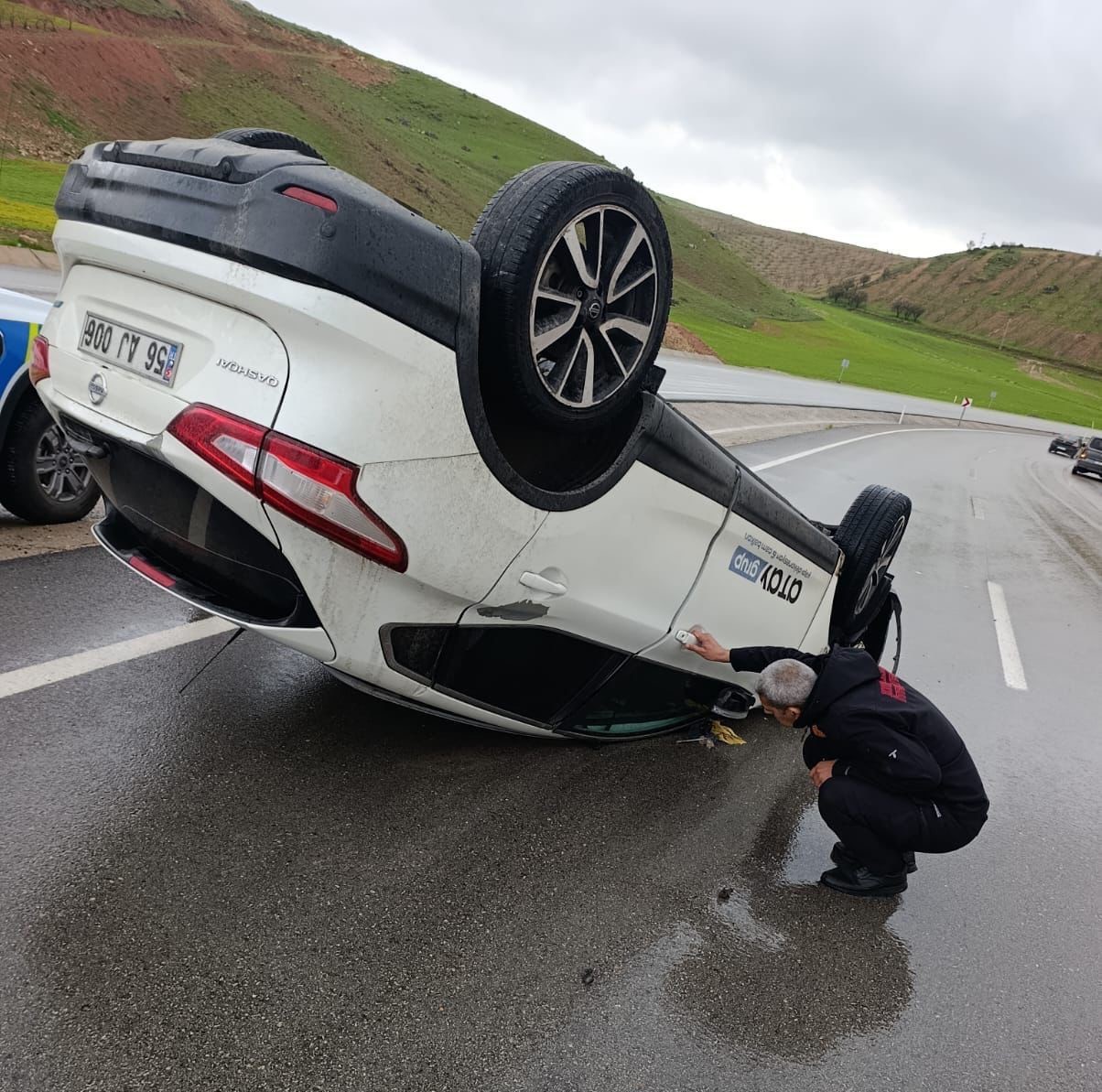 Siirt’te kontrolden çıkan araç takla attı
