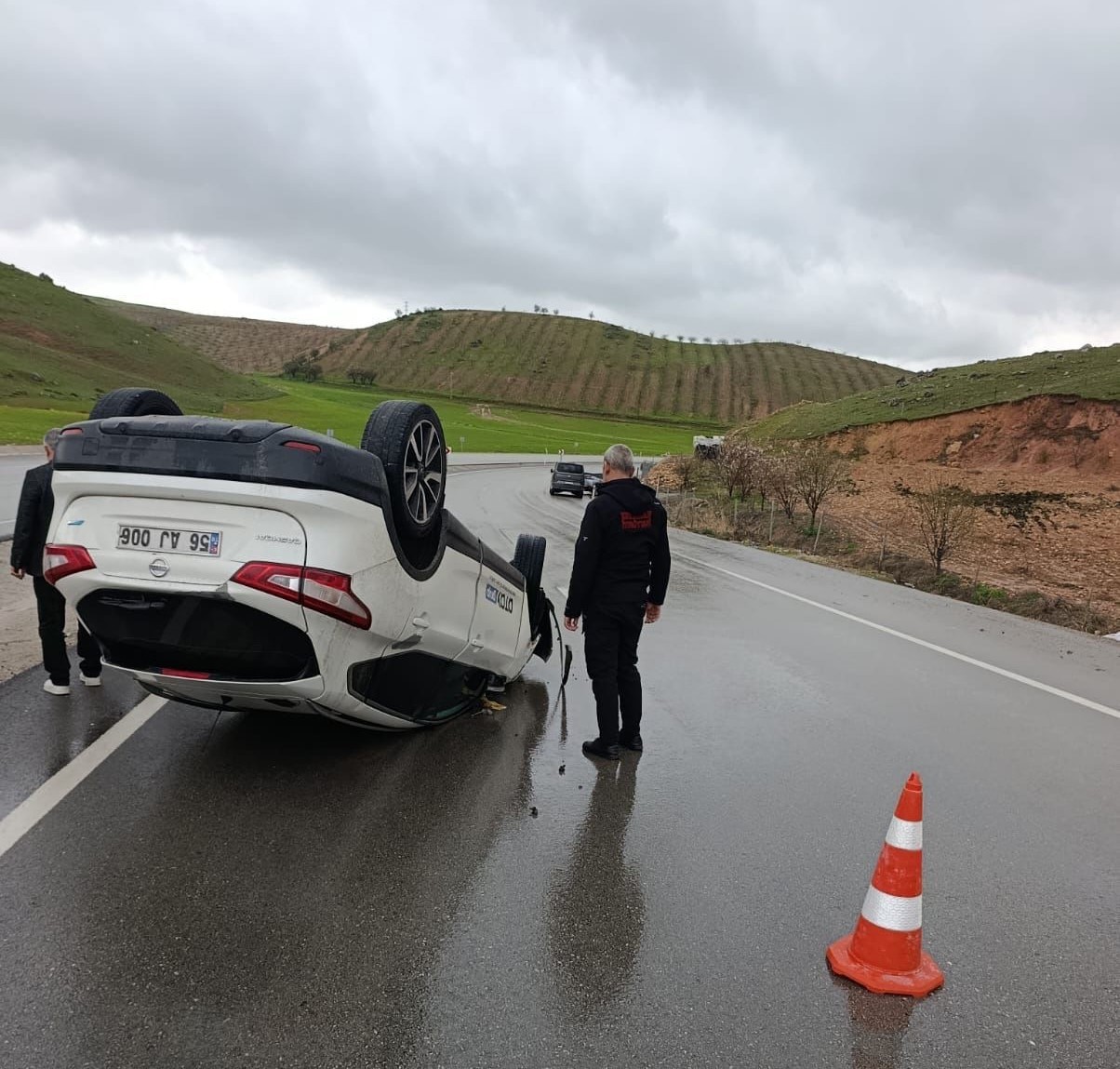 Siirt’te kontrolden çıkan araç takla attı
