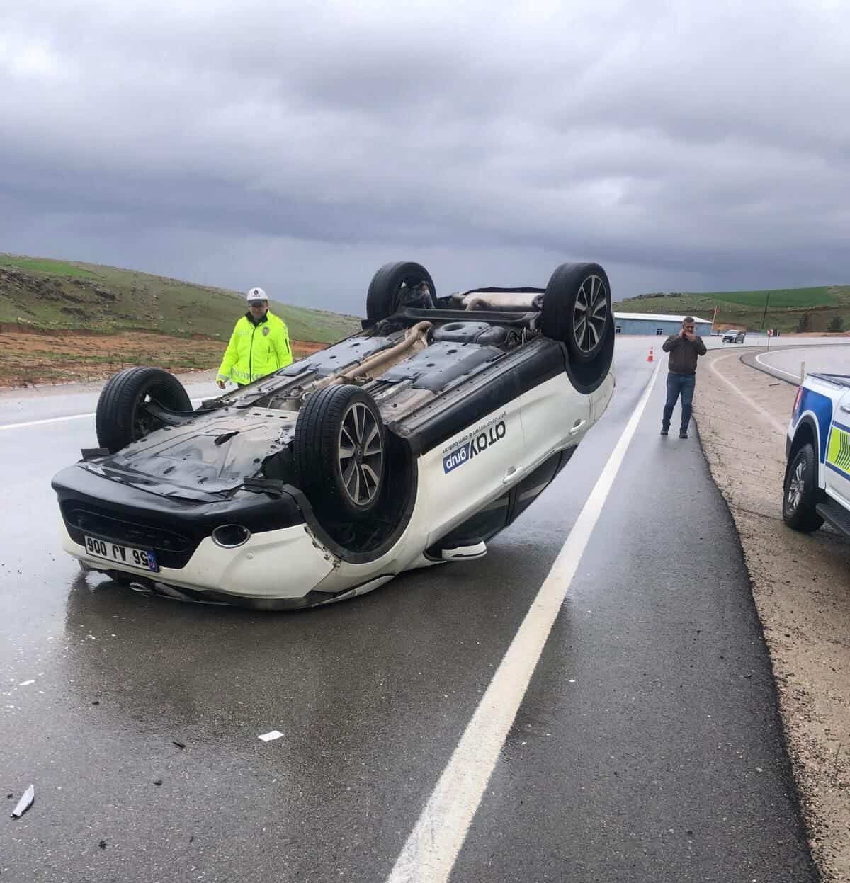 Siirt’te kontrolden çıkan araç takla attı

