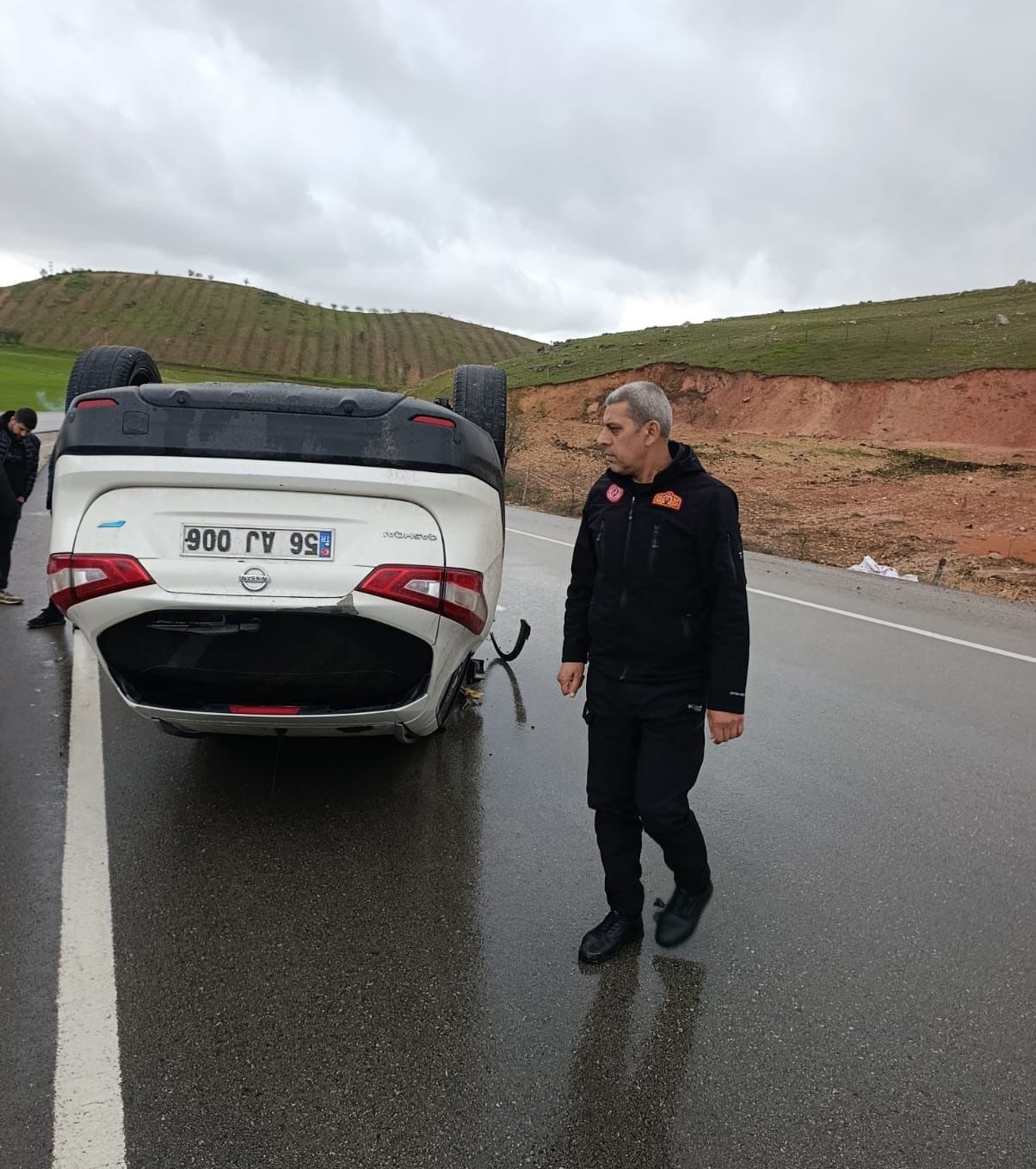 Siirt’te kontrolden çıkan araç takla attı
