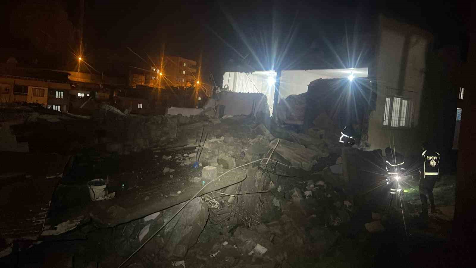 Siirt’te metruk bina çöktü
