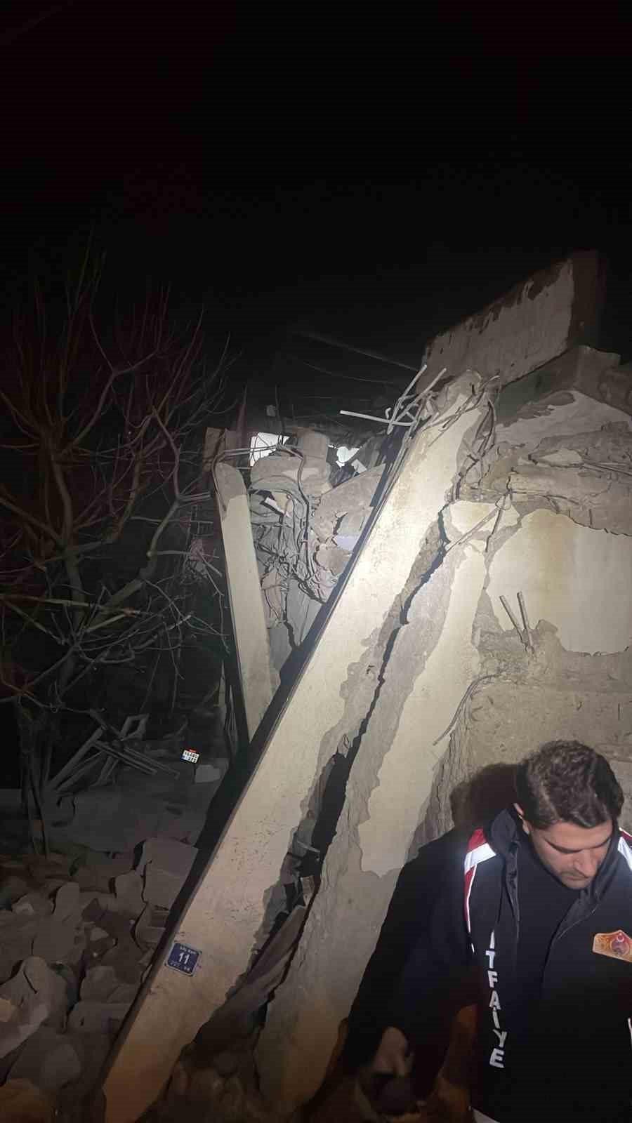 Siirt’te metruk bina çöktü
