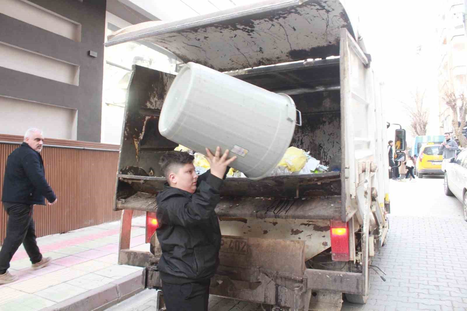 Siirt’te müziği duyan çöpünü çıkartıyor
