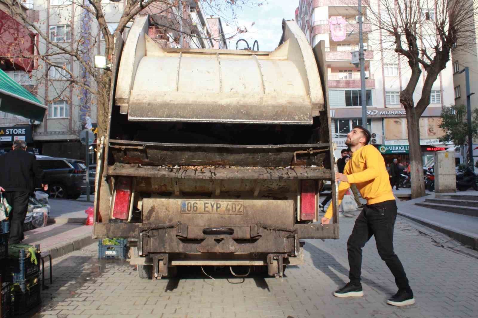 Siirt’te müziği duyan çöpünü çıkartıyor
