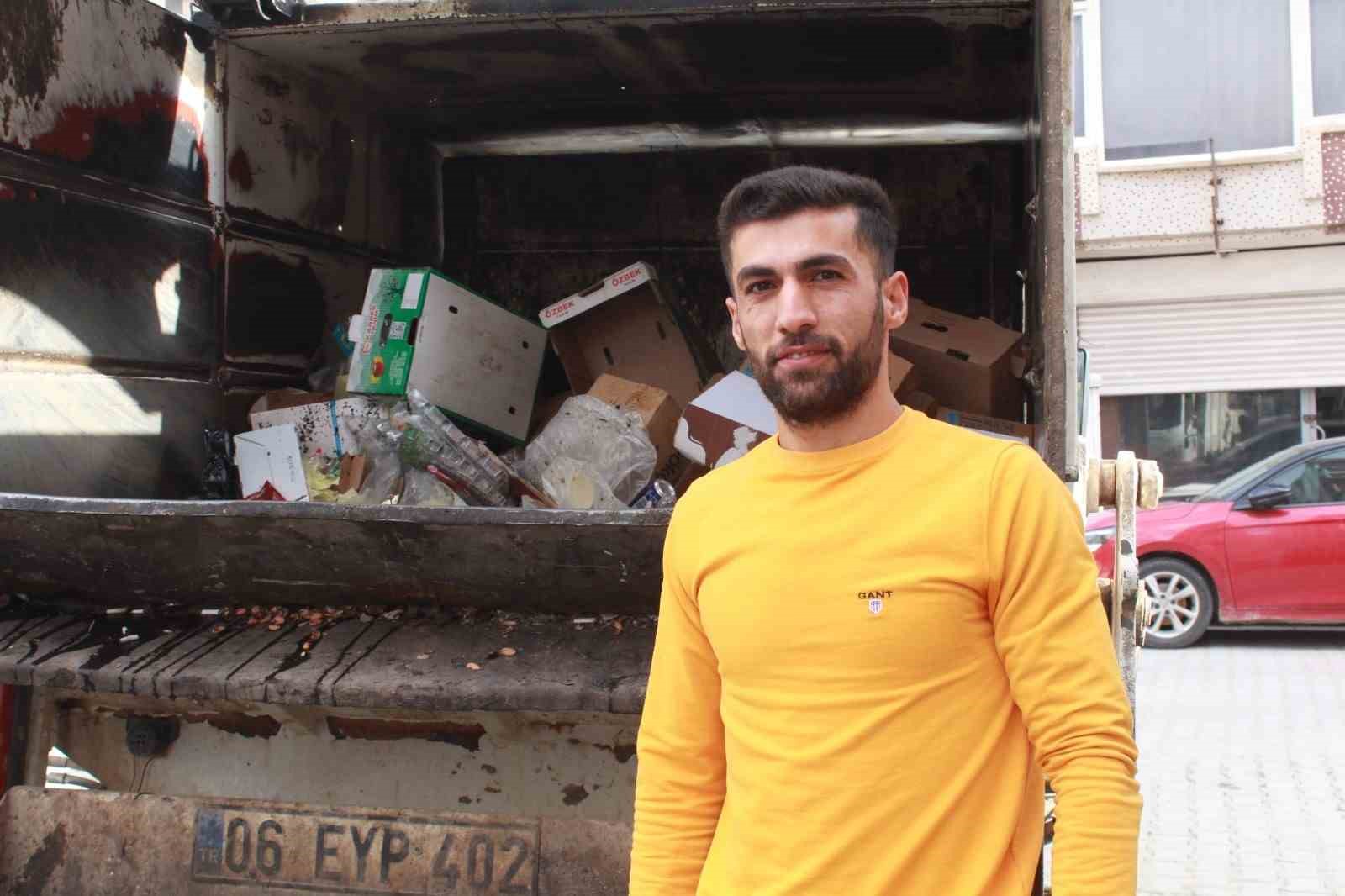 Siirt’te müziği duyan çöpünü çıkartıyor
