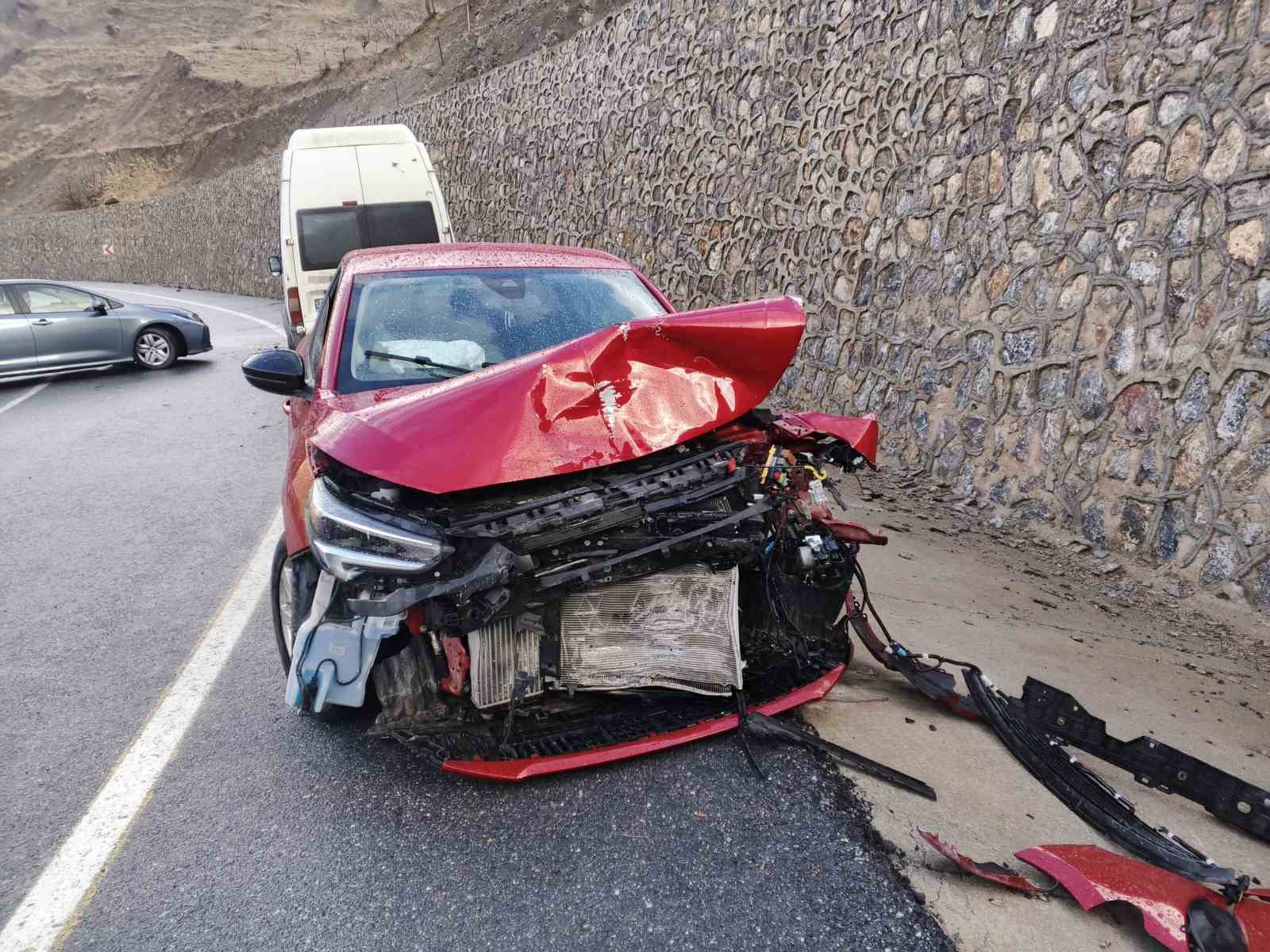 Siirt’te öğrenci servisi ile otomobil çarpıştı: 12 yaralı
