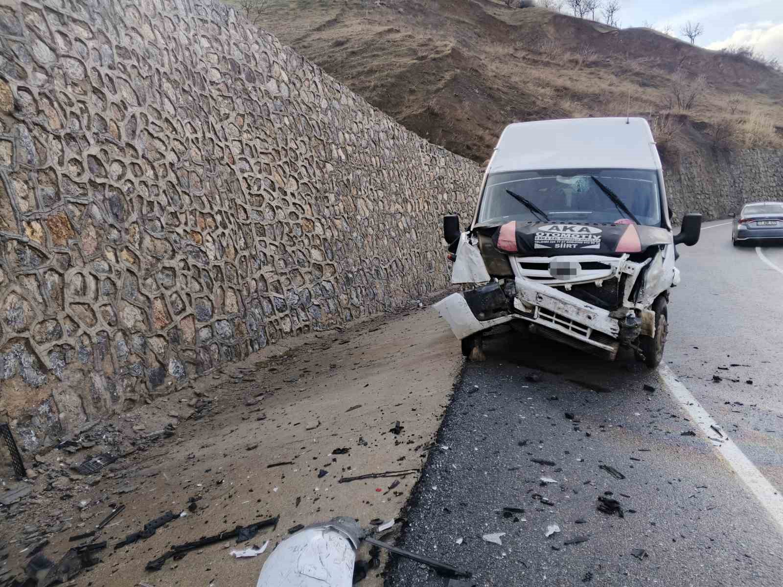 Siirt’te öğrenci servisi ile otomobil çarpıştı: 12 yaralı
