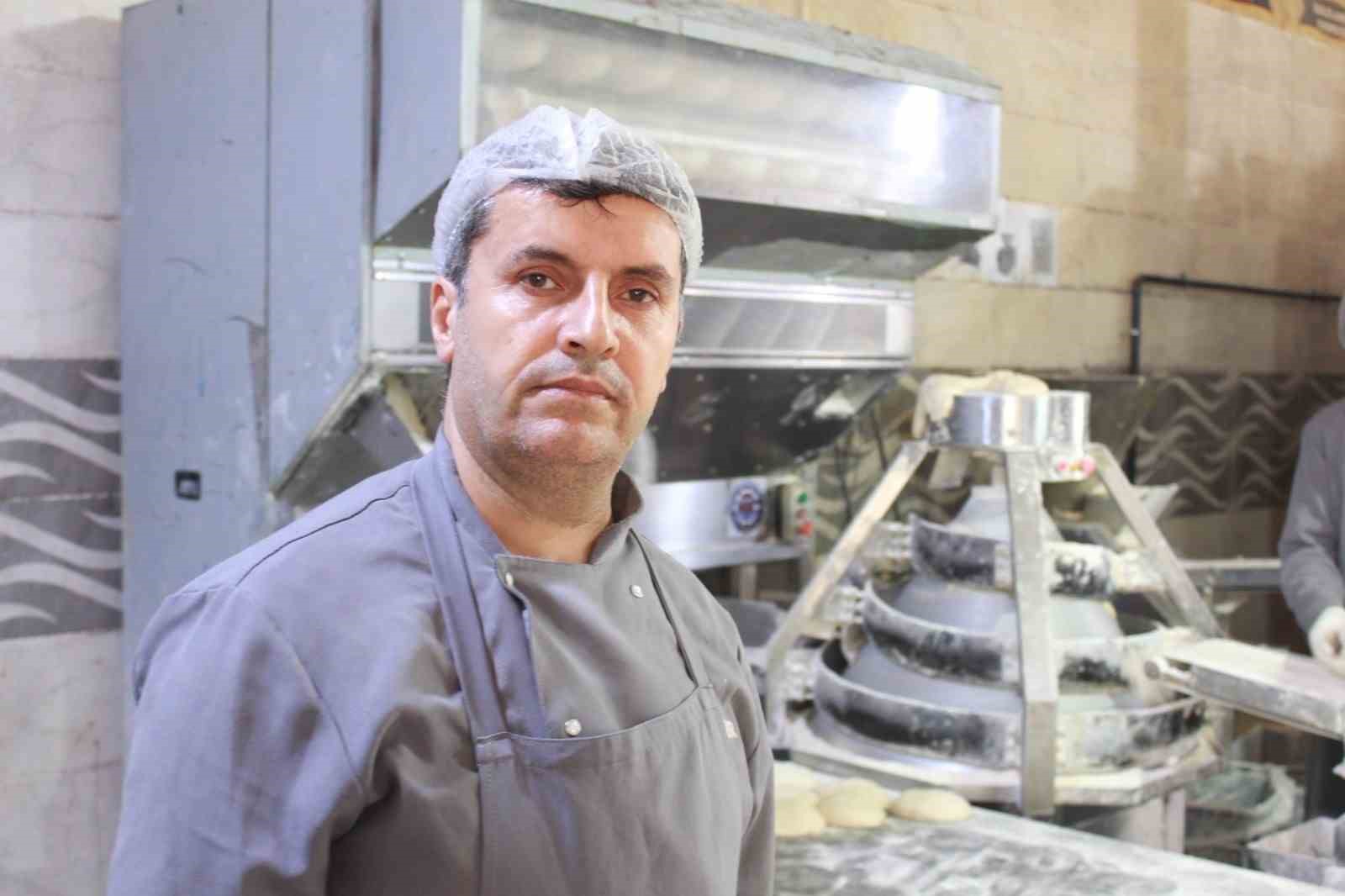 Siirt’te öğrenciler Ramazan’da günlük 7 bin ekmek çıkarıyor
