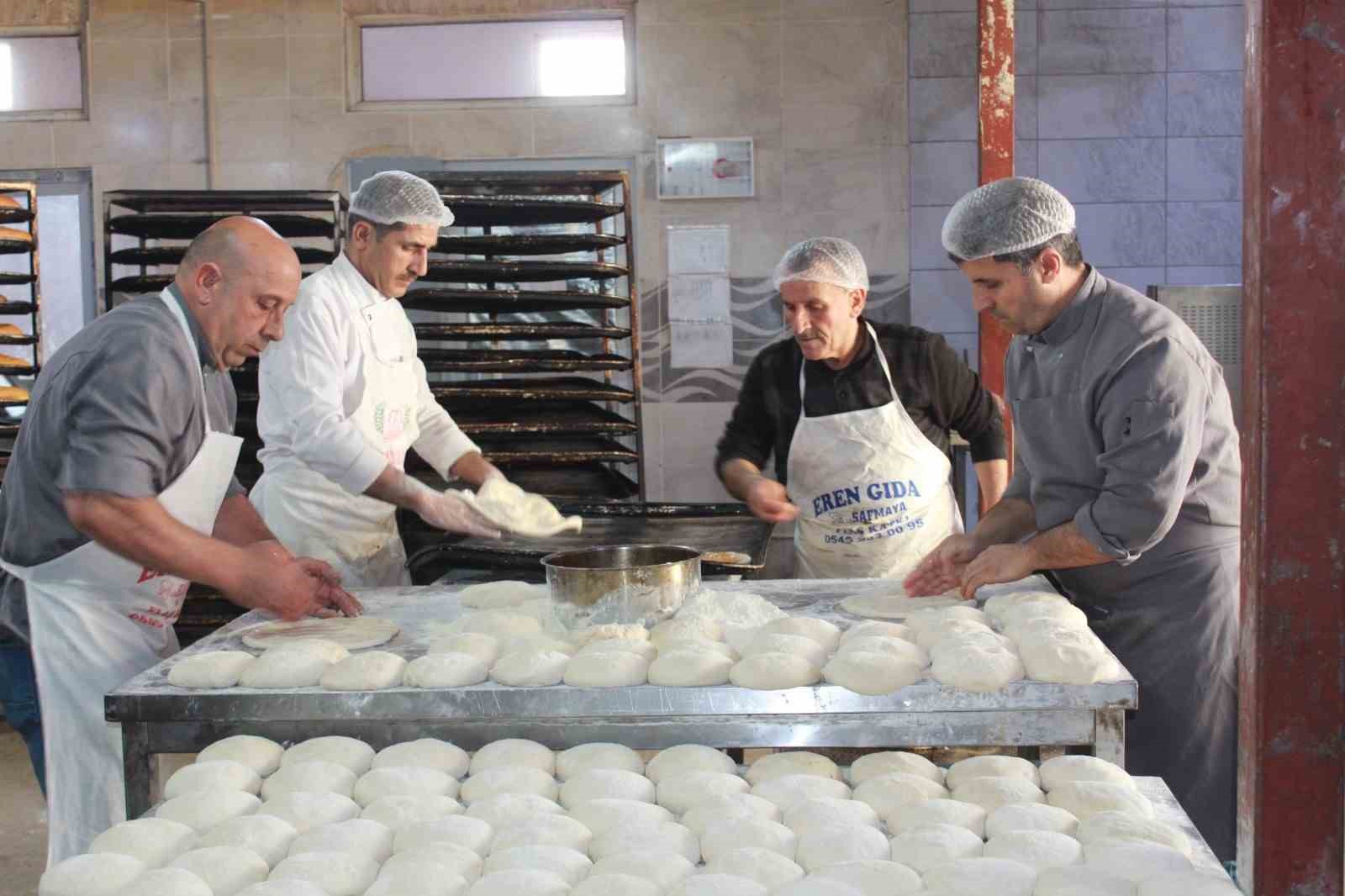 Siirt’te öğrenciler Ramazan’da günlük 7 bin ekmek çıkarıyor
