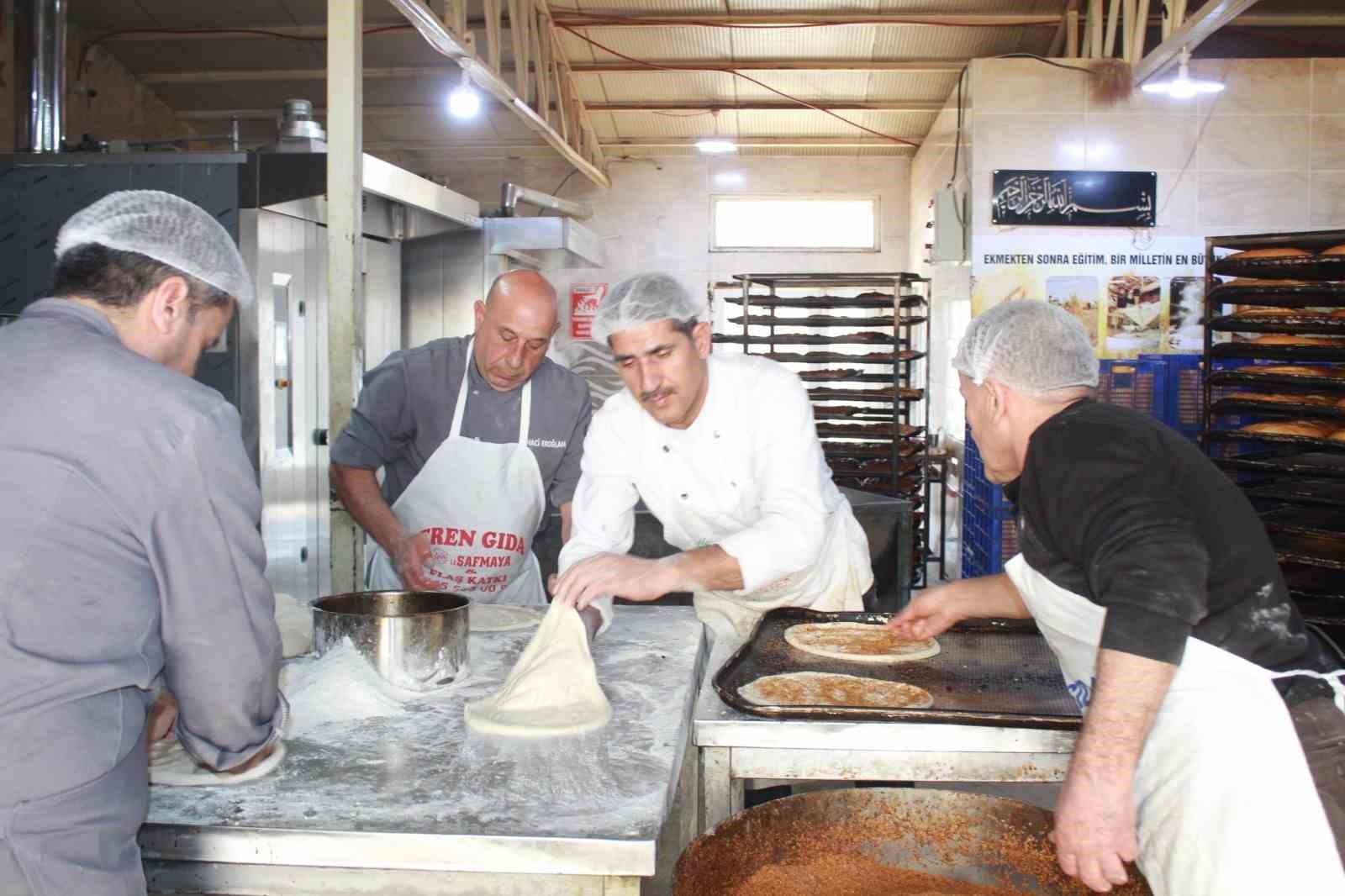 Siirt’te öğrenciler Ramazan’da günlük 7 bin ekmek çıkarıyor
