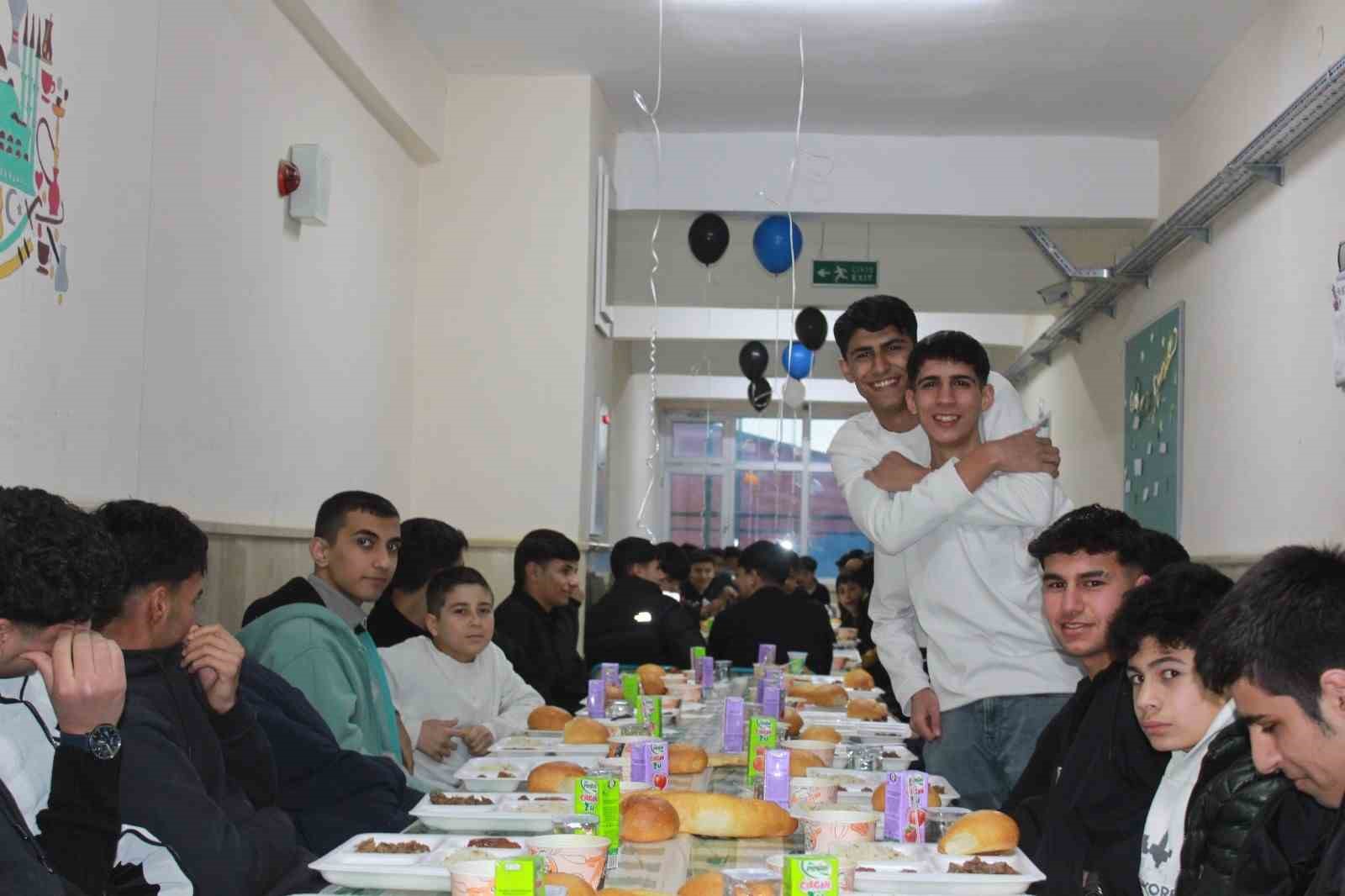 Siirt’te öğrenciler ve öğretmenler iftar sofrasında buluştu
